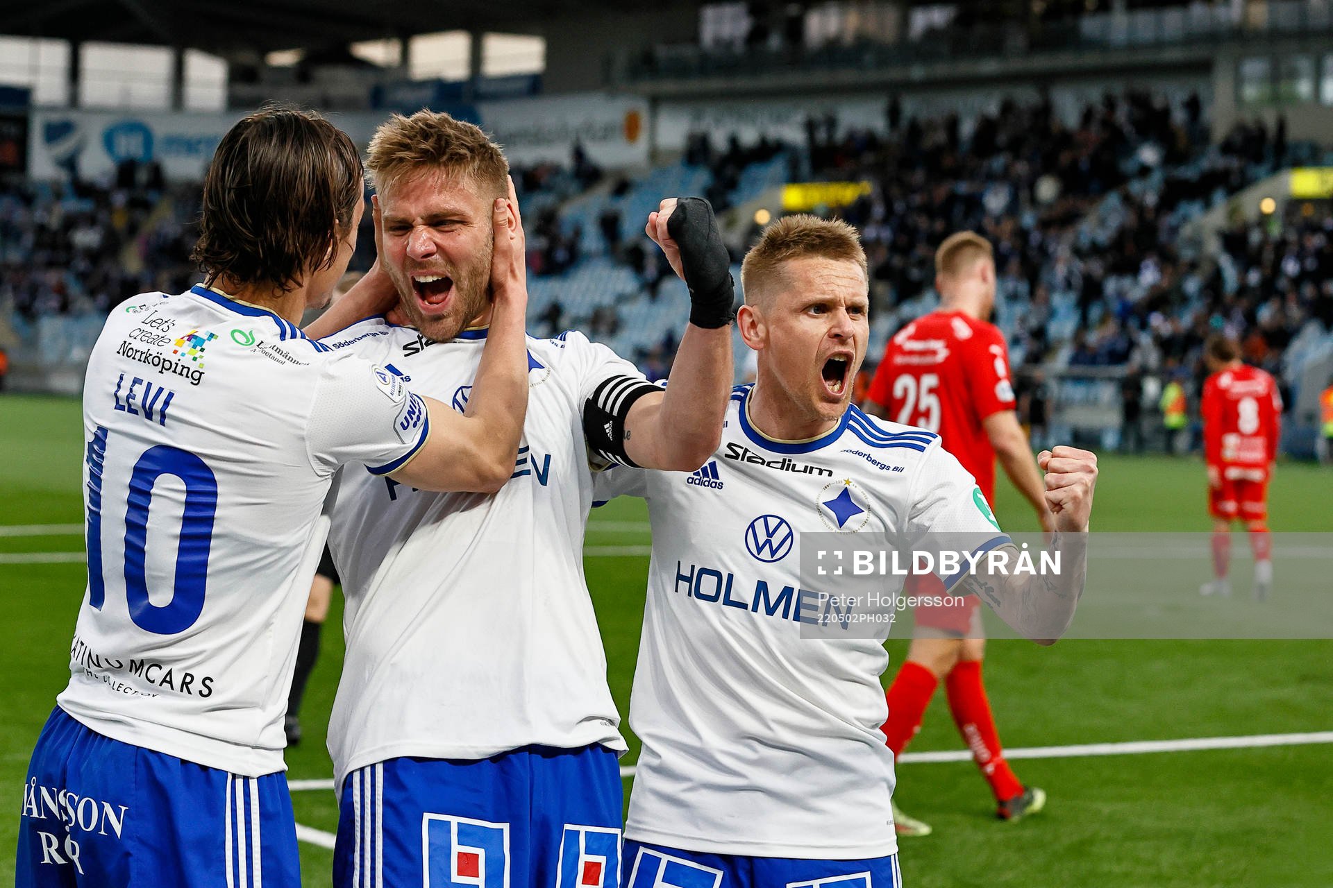 IFK Norrköpings Jonathan Levi, Christoffer Nyman och Ari Freyr Skúlason efter mål 2-0 under fotbollsmatchen i Allsvenskan mellan IFK Norrköping och Värnamo den 2 maj 2022 i Norrköping.