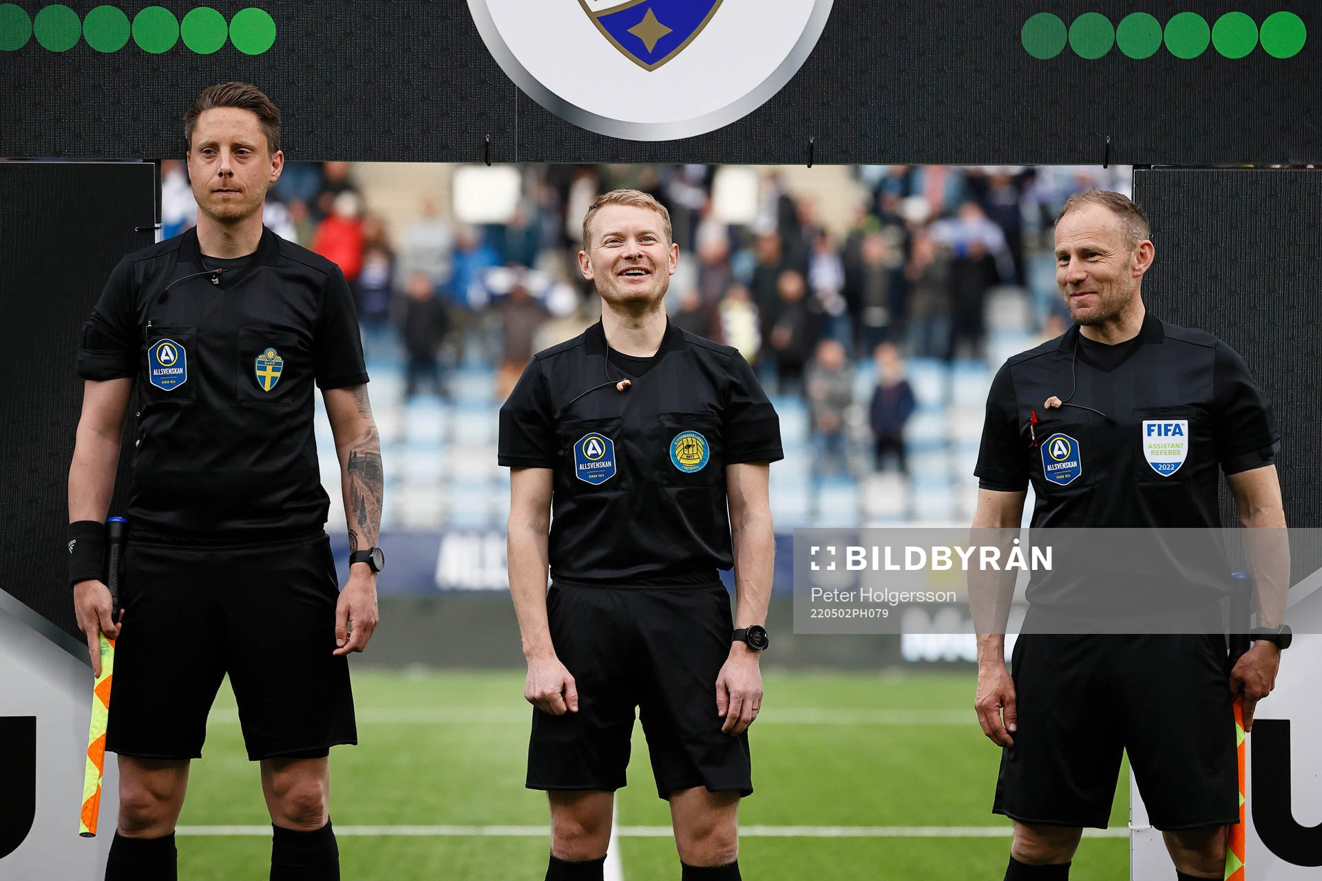 Assisterande domare Per Rehnlund, domare Fredrik Klitte och assisterande domare Peter Allheim under fotbollsmatchen i Allsvenskan mellan IFK Norrköping och Värnamo den 2 maj 2022 i Norrköping. 
