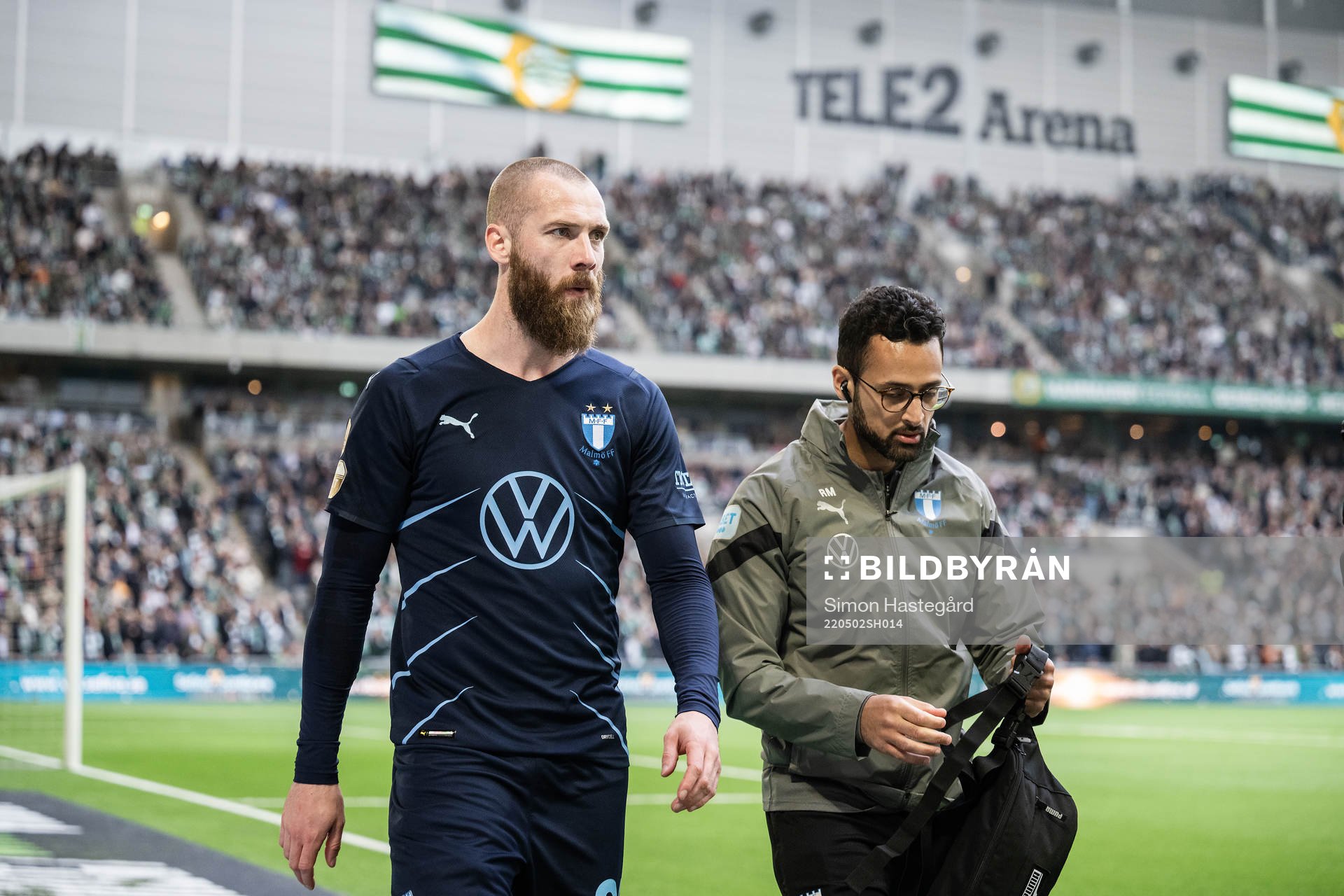 Malmö FFs Jo Inge Berget lämnar planen skadad