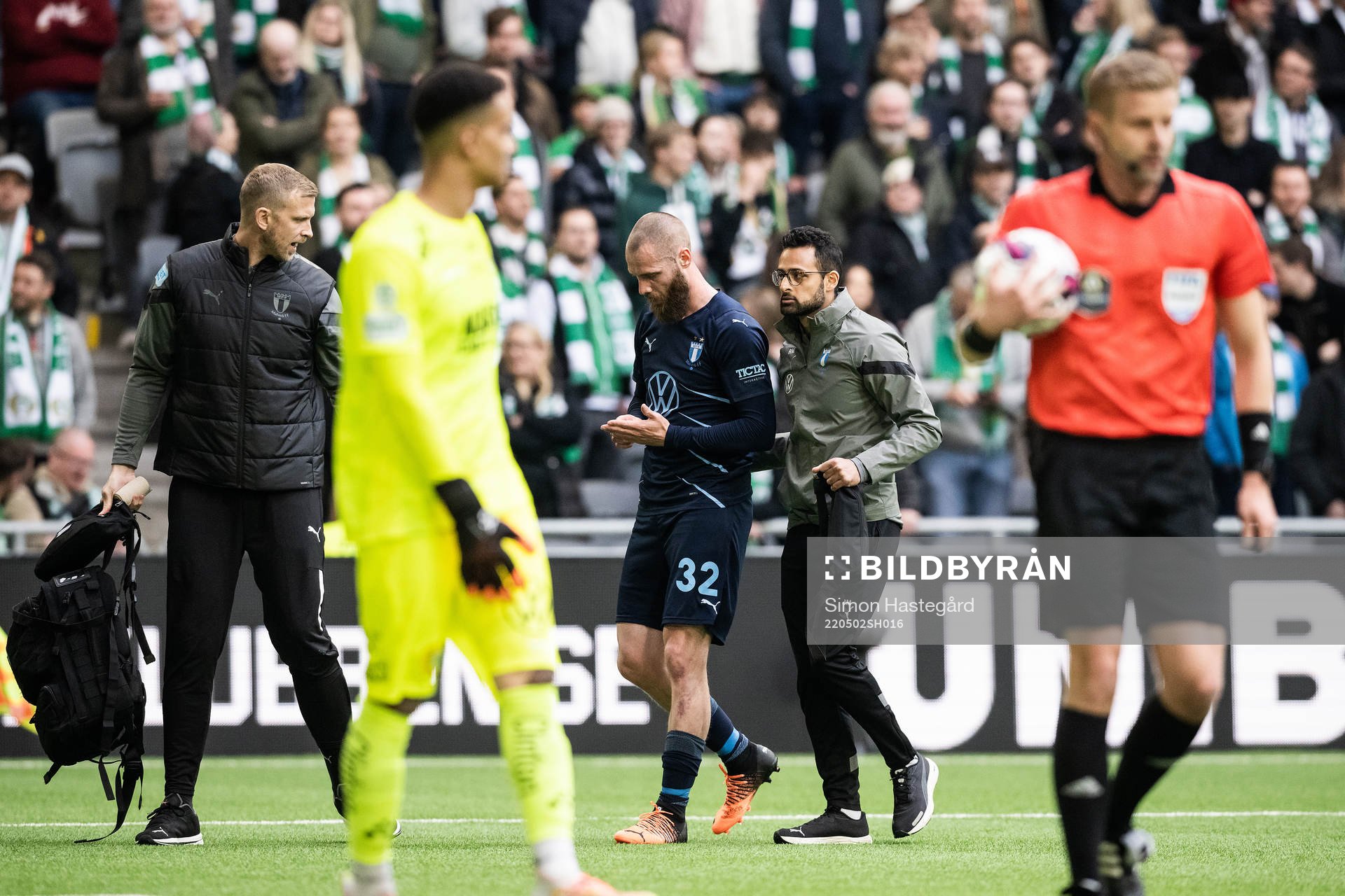 Malmö FFs Jo Inge Berget lämnar planen skadad