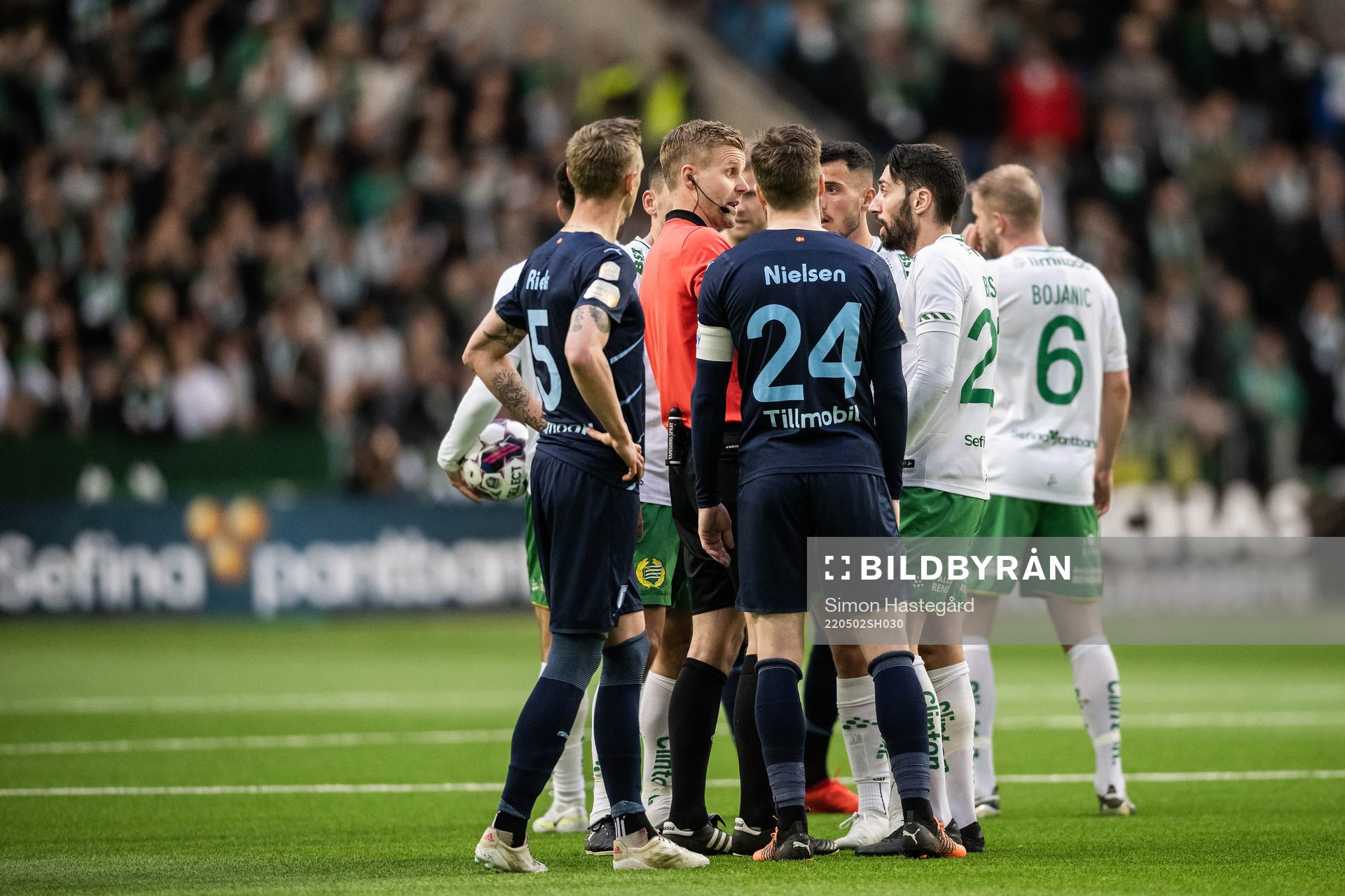 Hammarbys Nahir Besara i diskussion med domare Glenn Nyberg under fotbollsmatchen i Allsvenskan mellan Hammarby och Malmö FF den 2 maj 2022 i Stockholm.