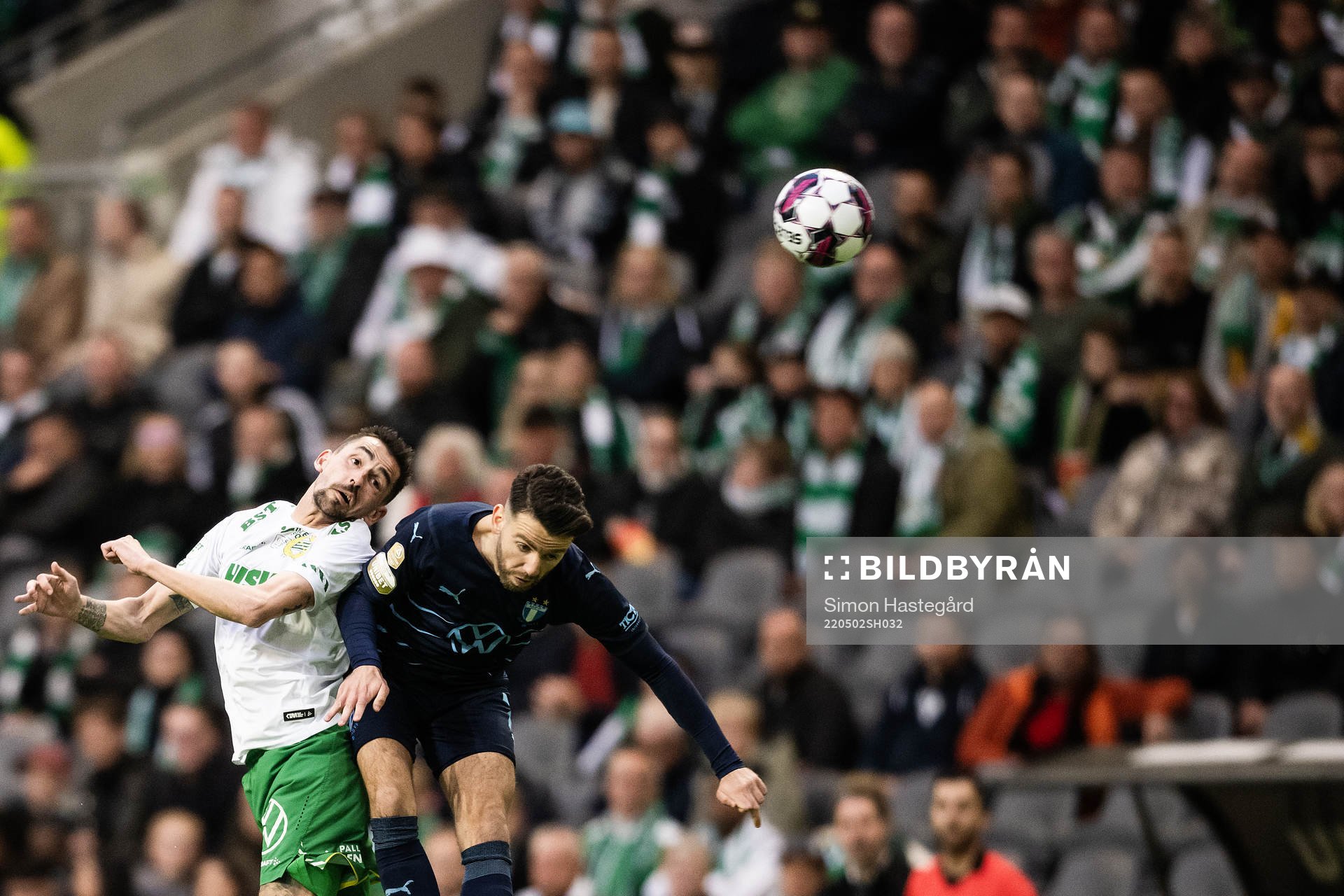 Hammarbys Loret Sadiku och Malmö FFs Oscar Lewicki