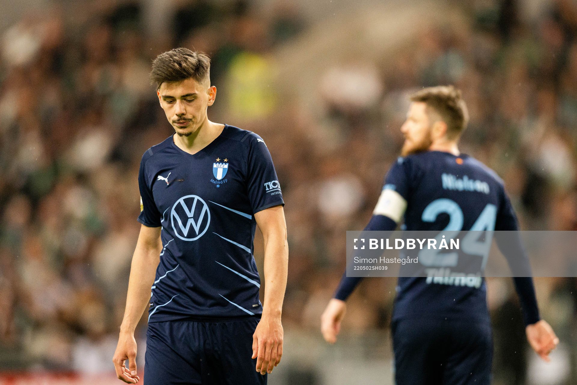 Malmö FFs Dennis Hadzikadunic deppar