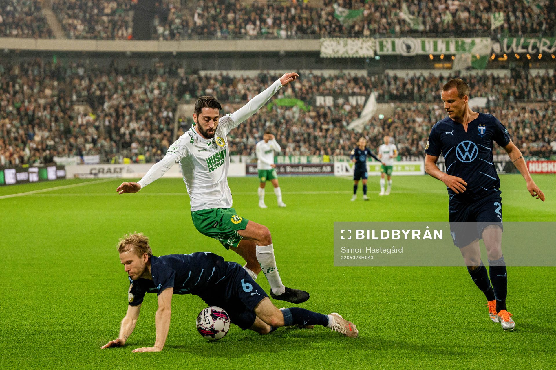 Hammarbys Nahir Besara i en kamp mot Malmö FFs Oscar