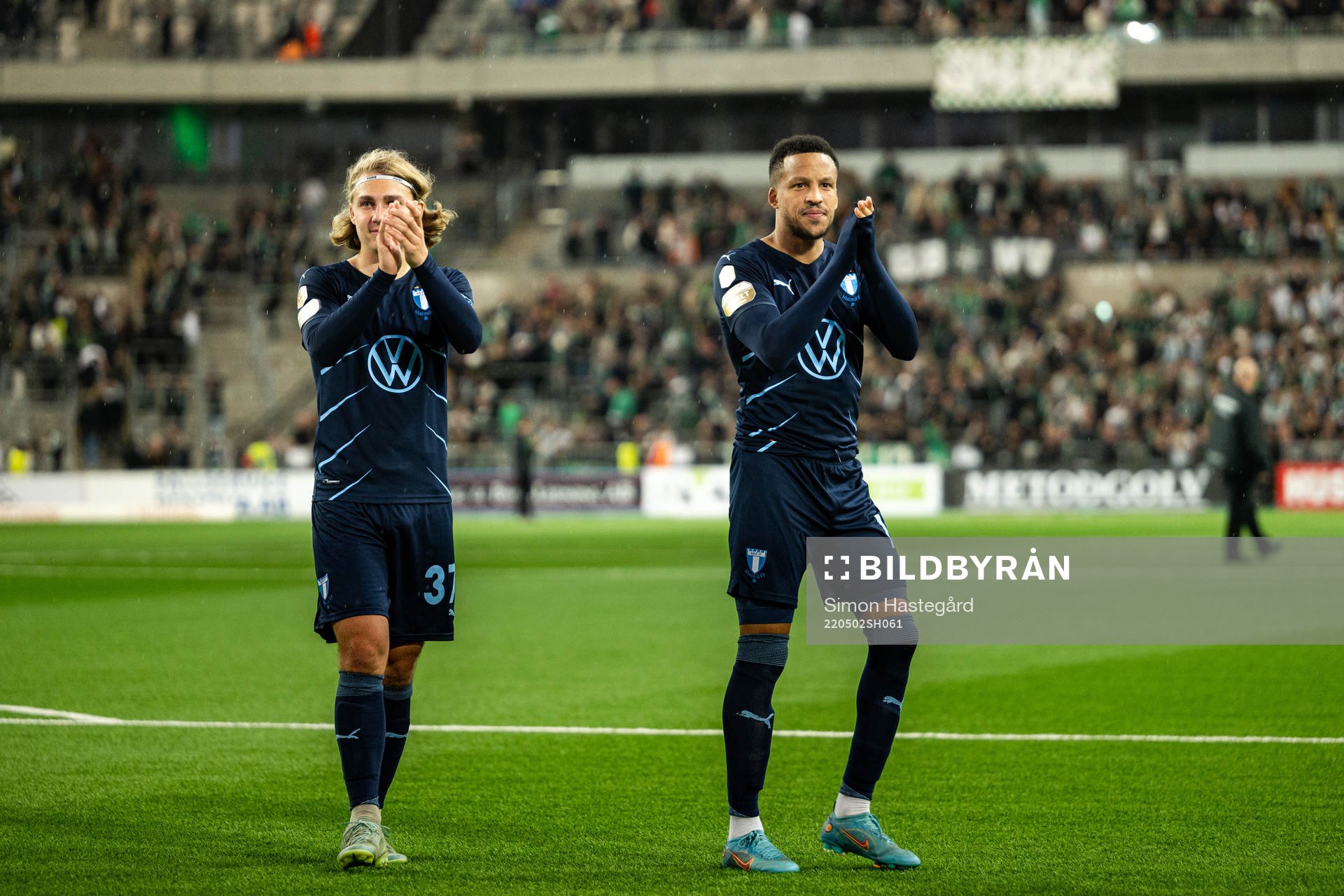 Malmö FFs Sebastian Nanasi och Martin Olsson  tackar