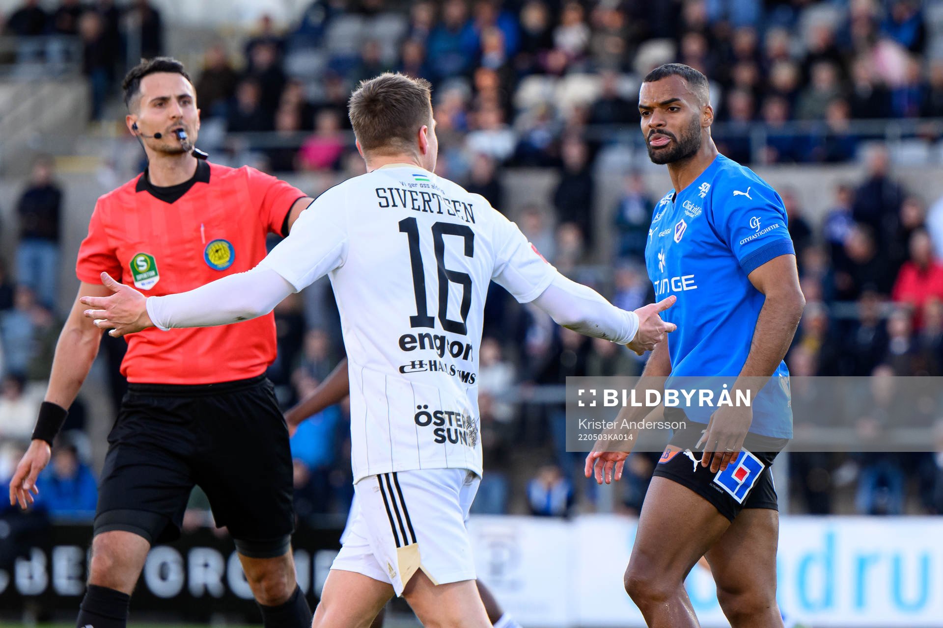 Östersunds Erlend Sivertsen pratar med Halmstads Phil
