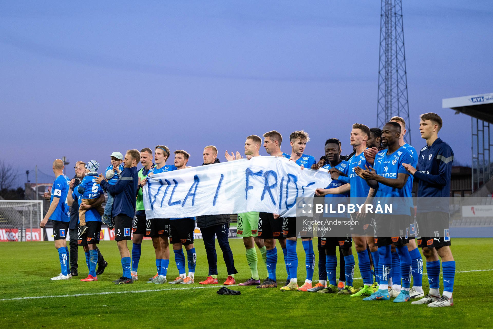 Halmstads spelare med en banderoll