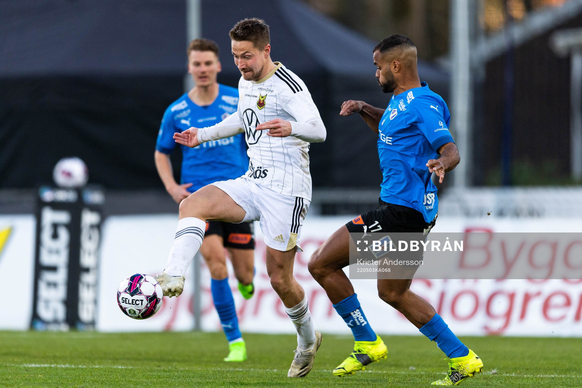 Östersunds Erlend Sivertsen och Halmstads Phil Ofosu-Ayeh