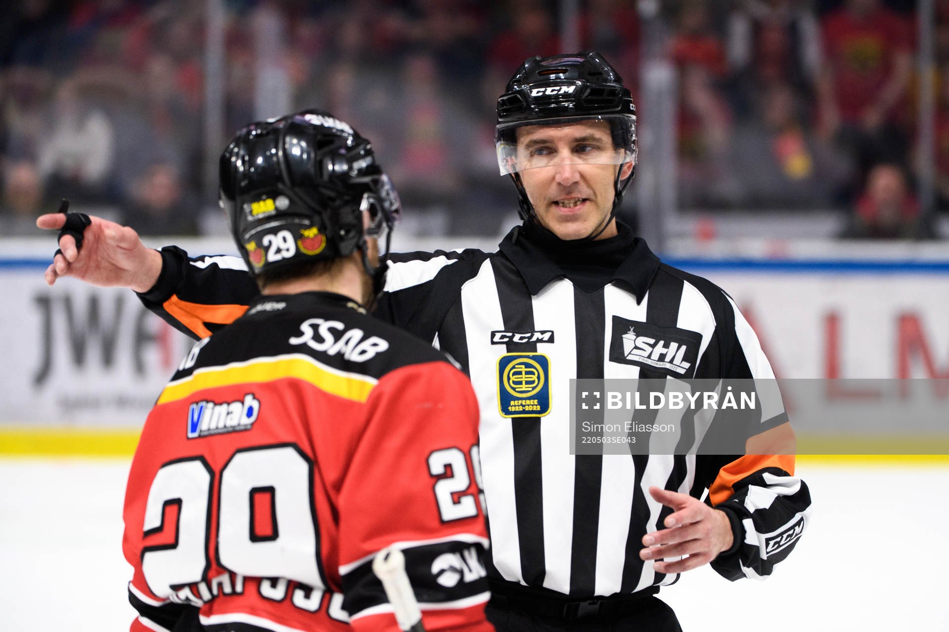 Luleås Erik Gustafsson pratar med domare Linus Öhlund