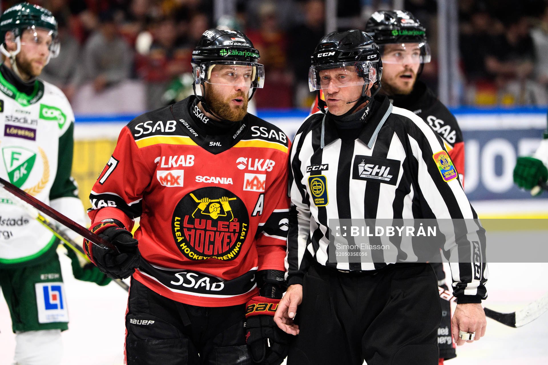 Luleås Linus Omark och linjedomare Jan Sandström
