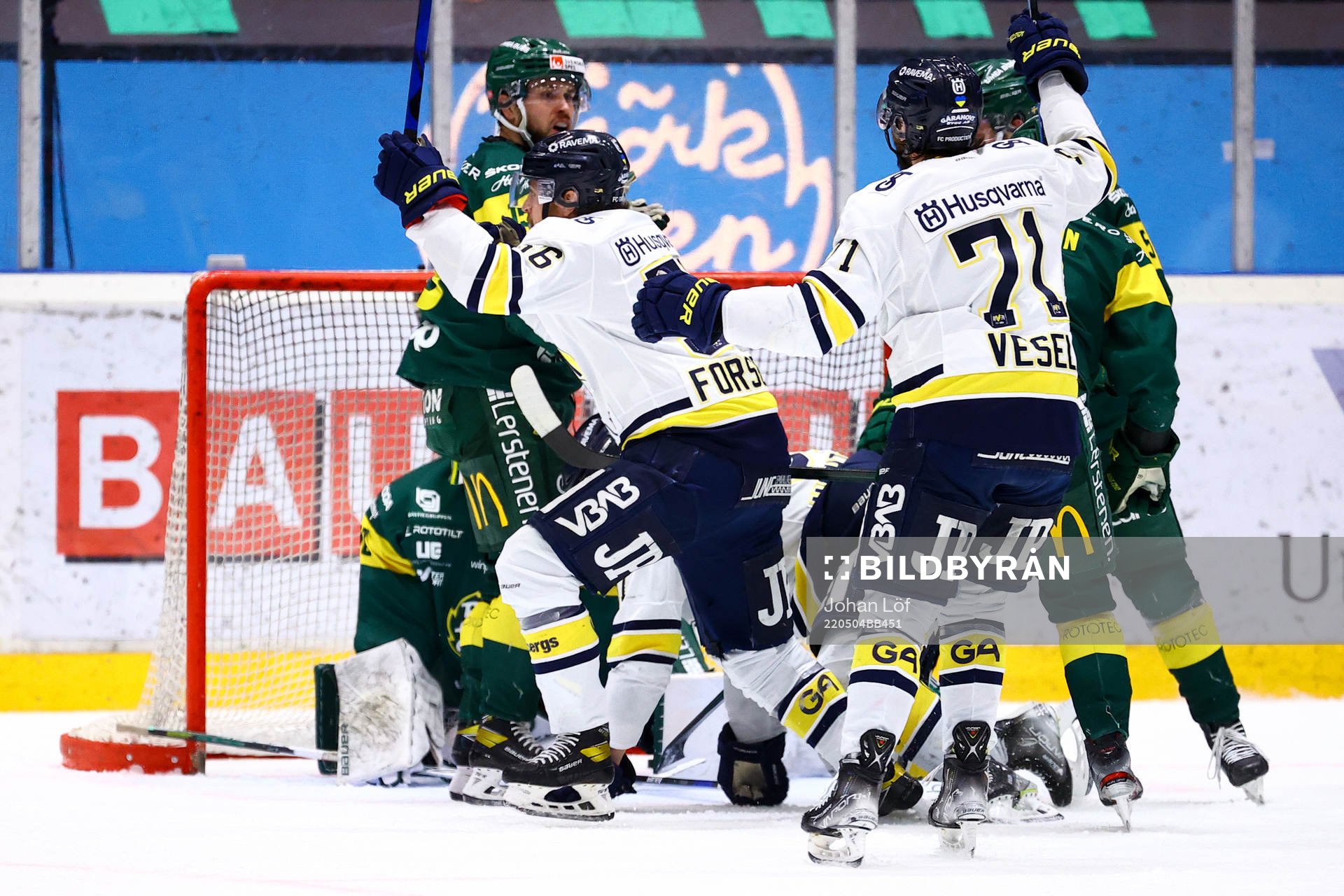 s Fredrik Forsberg och Tyler Vesel jublar