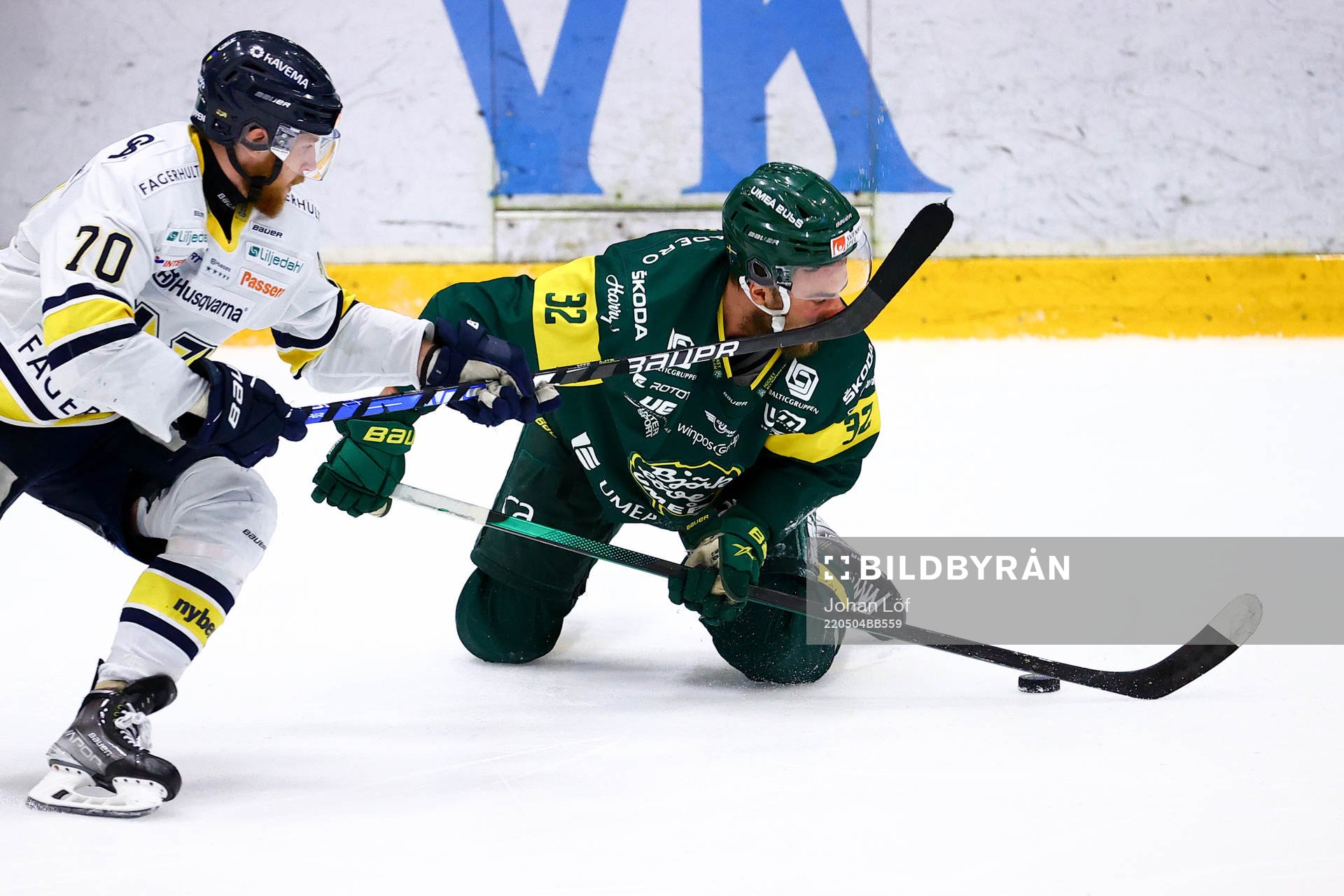 s Marcus Davidsson med sin klubba i ansiktet på