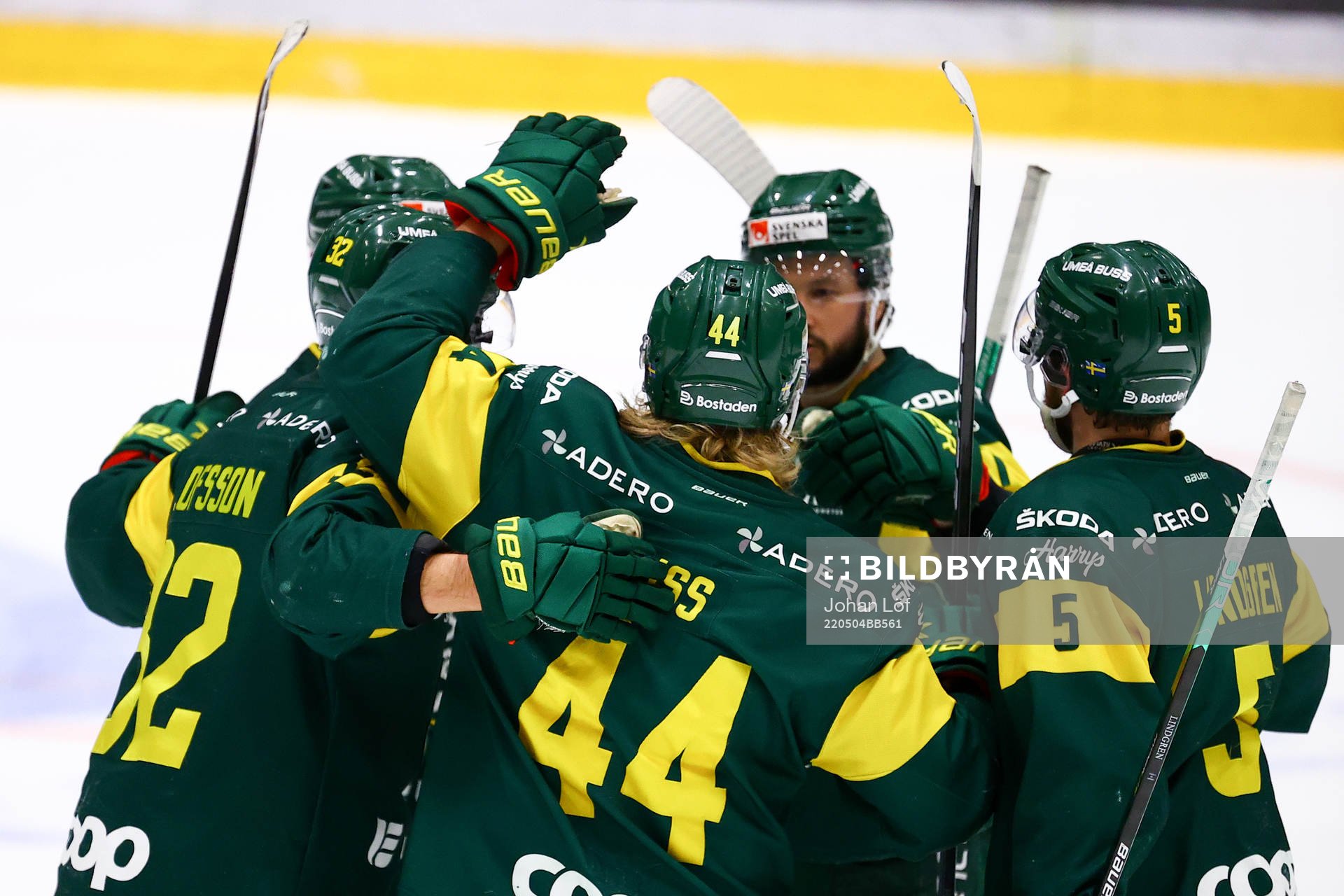 Björklövens Olle Liss jublar med lagkamraterna