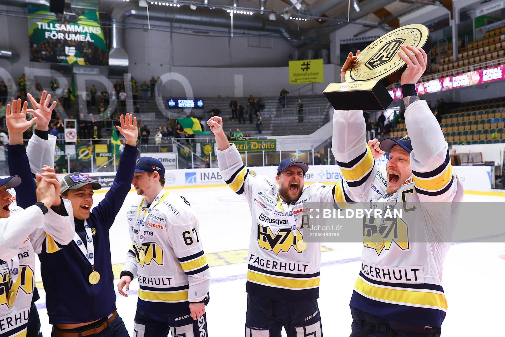 s Simon Önerud höjer pokalen över huvudet och jublar