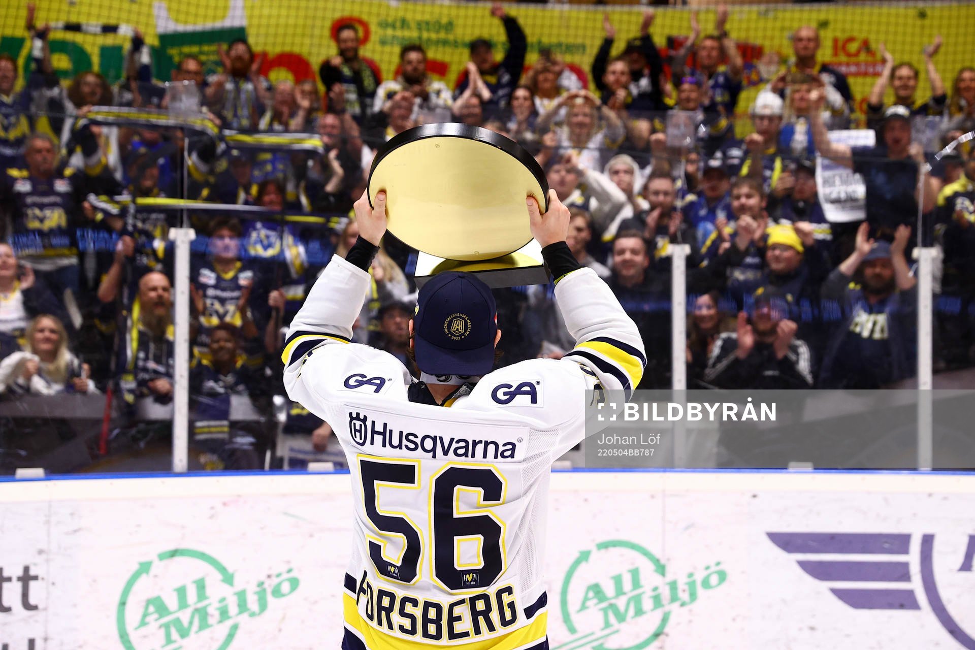 s Fredrik Forsberg jublar med pokalen och publiken
