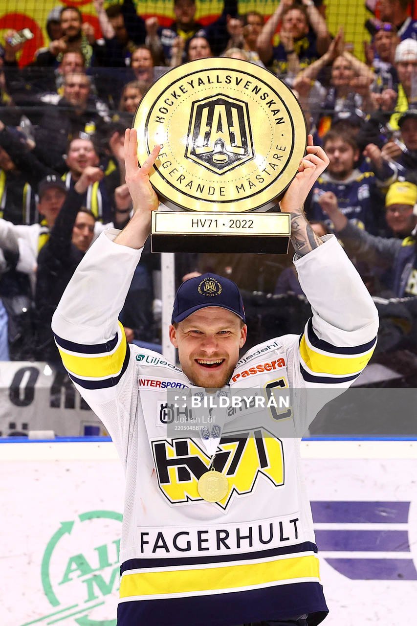 s Simon Önerud jublar med pokalen
