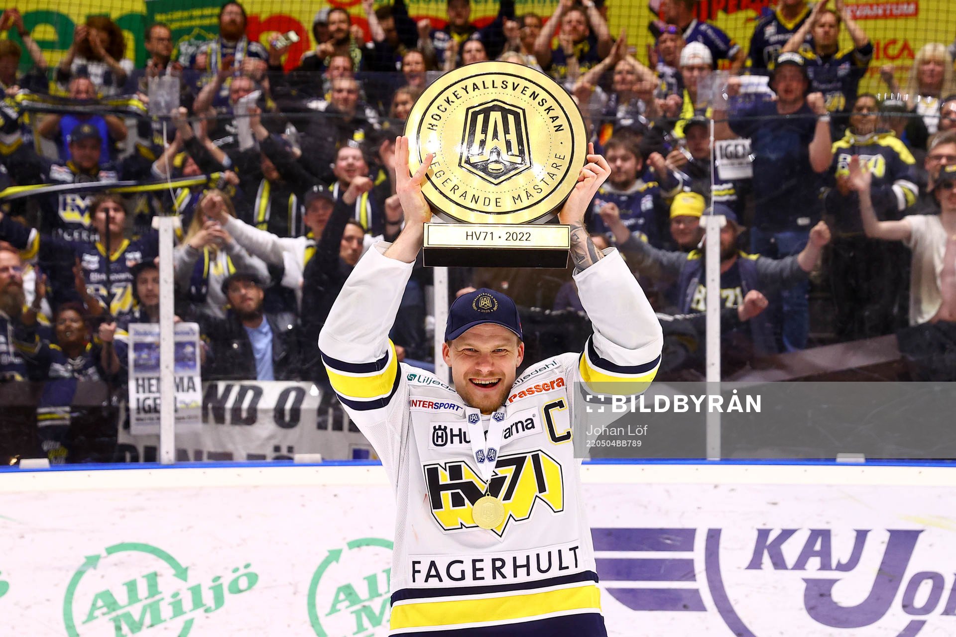 s Simon Önerud jublar med pokalen