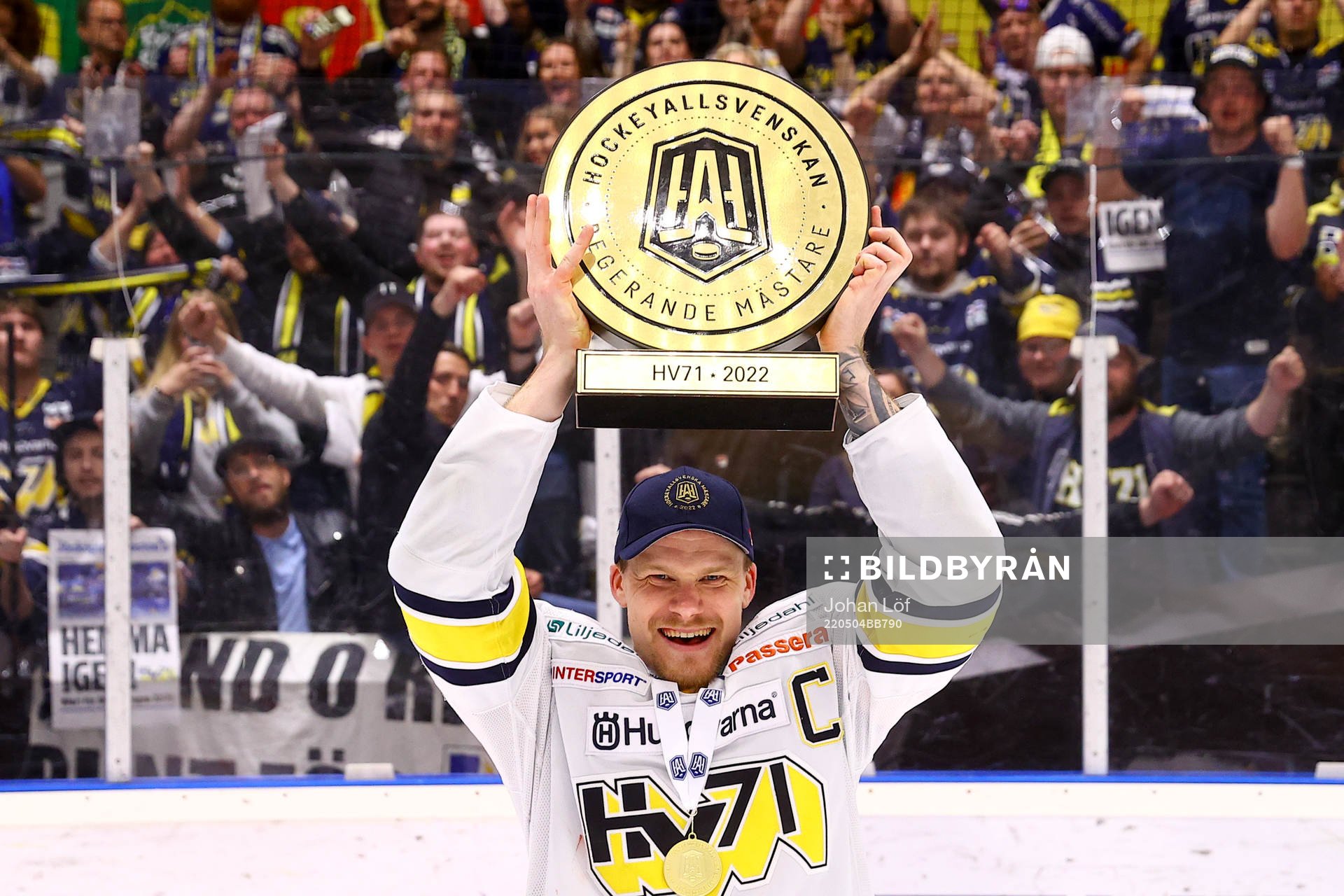 s Simon Önerud jublar med pokalen