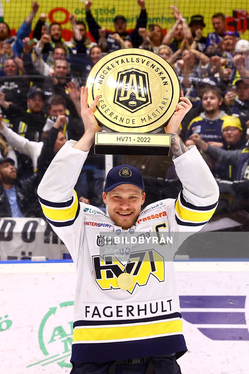 s Simon Önerud jublar med pokalen