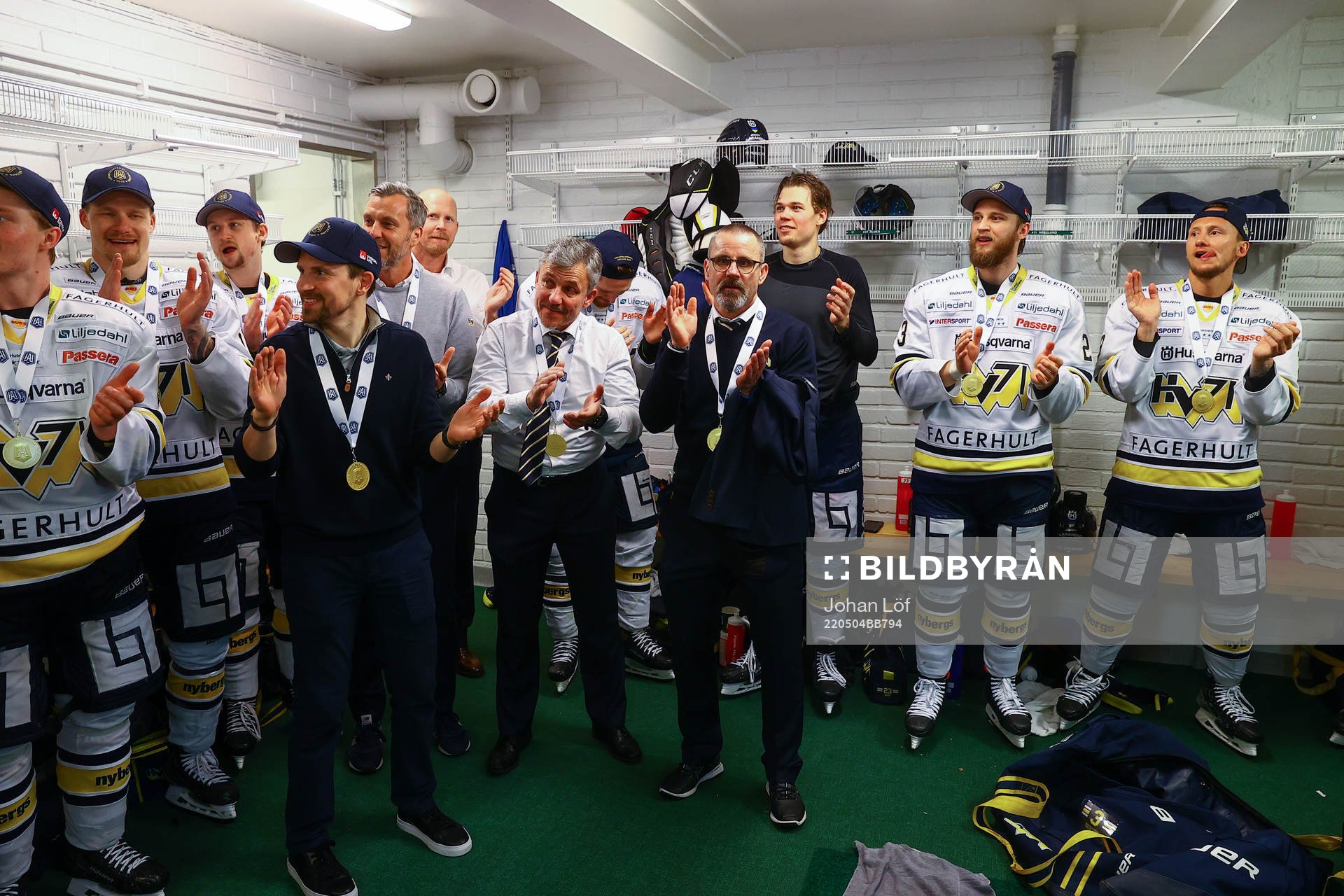 s tränare Tommy Samuelsson jublar med laget
