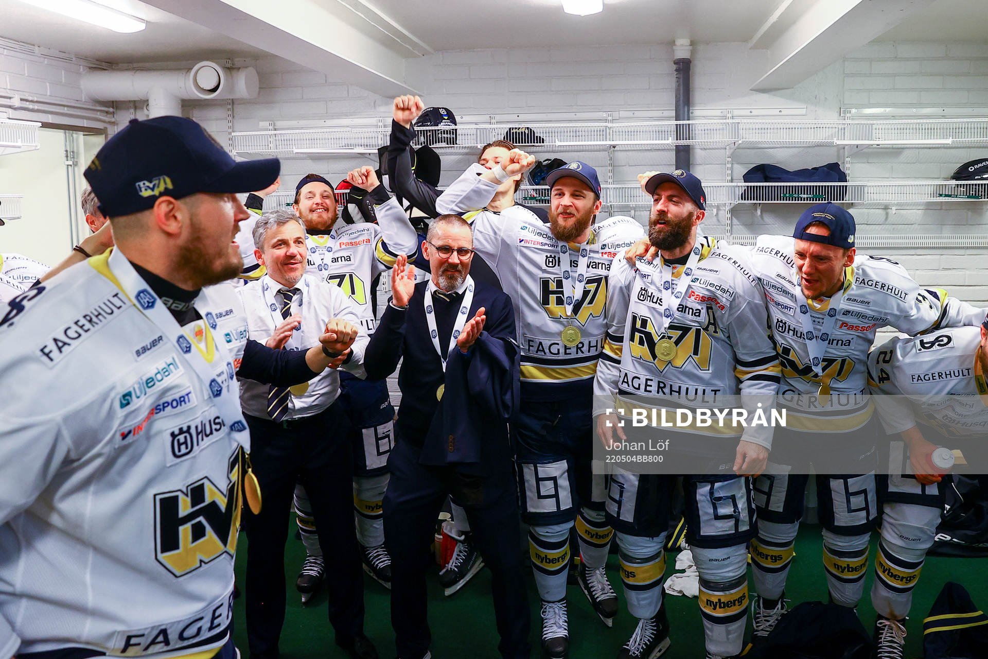 s tränare Tommy Samuelsson jublar med spelarna