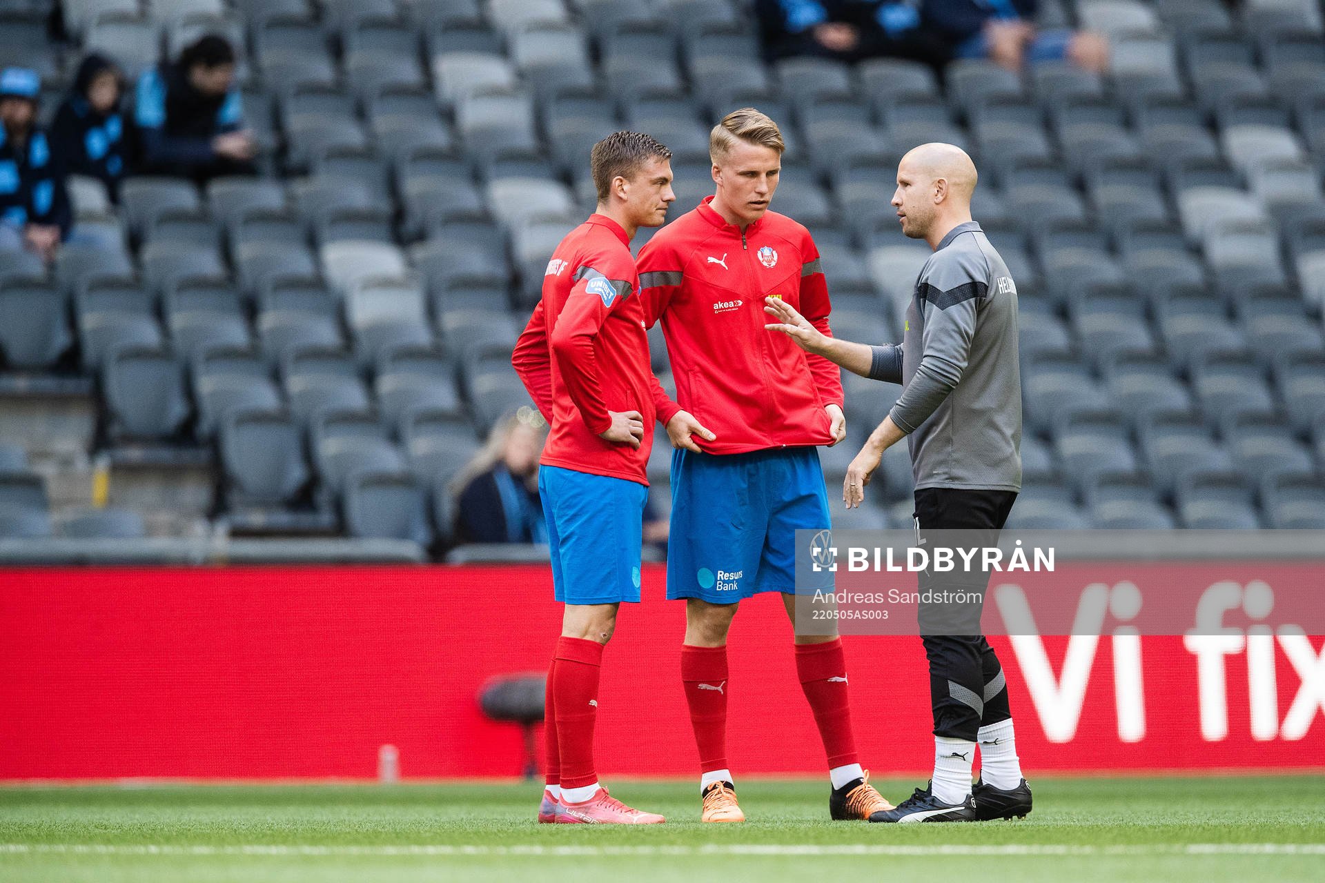 Helsingborgs Dennis Olsson och Casper Widell i samtal med
