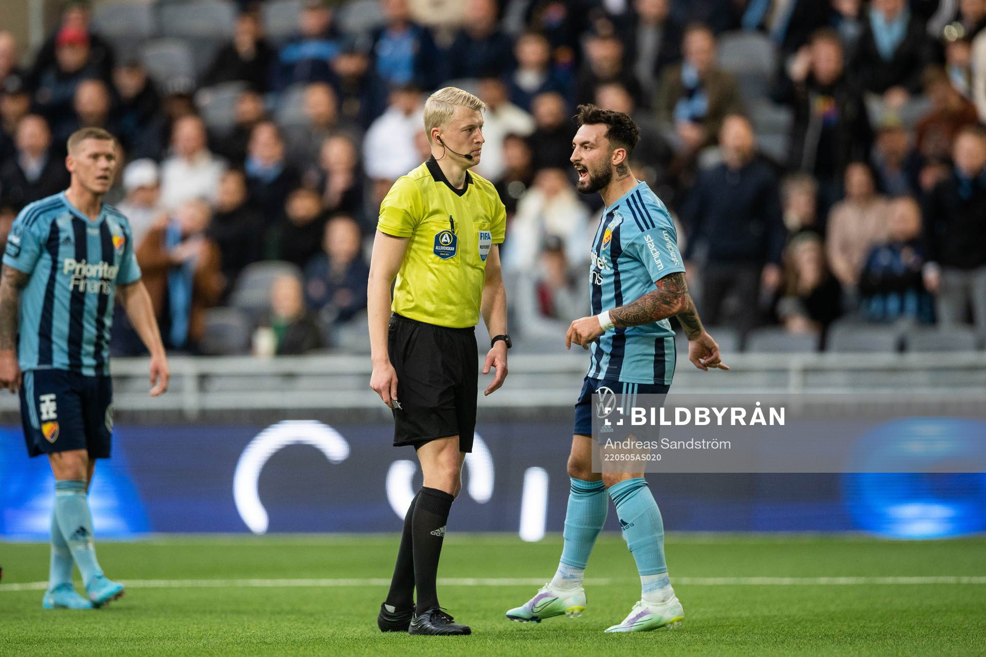 Djurgårdens Sead Haksabanovic reagerar mot domare Adam