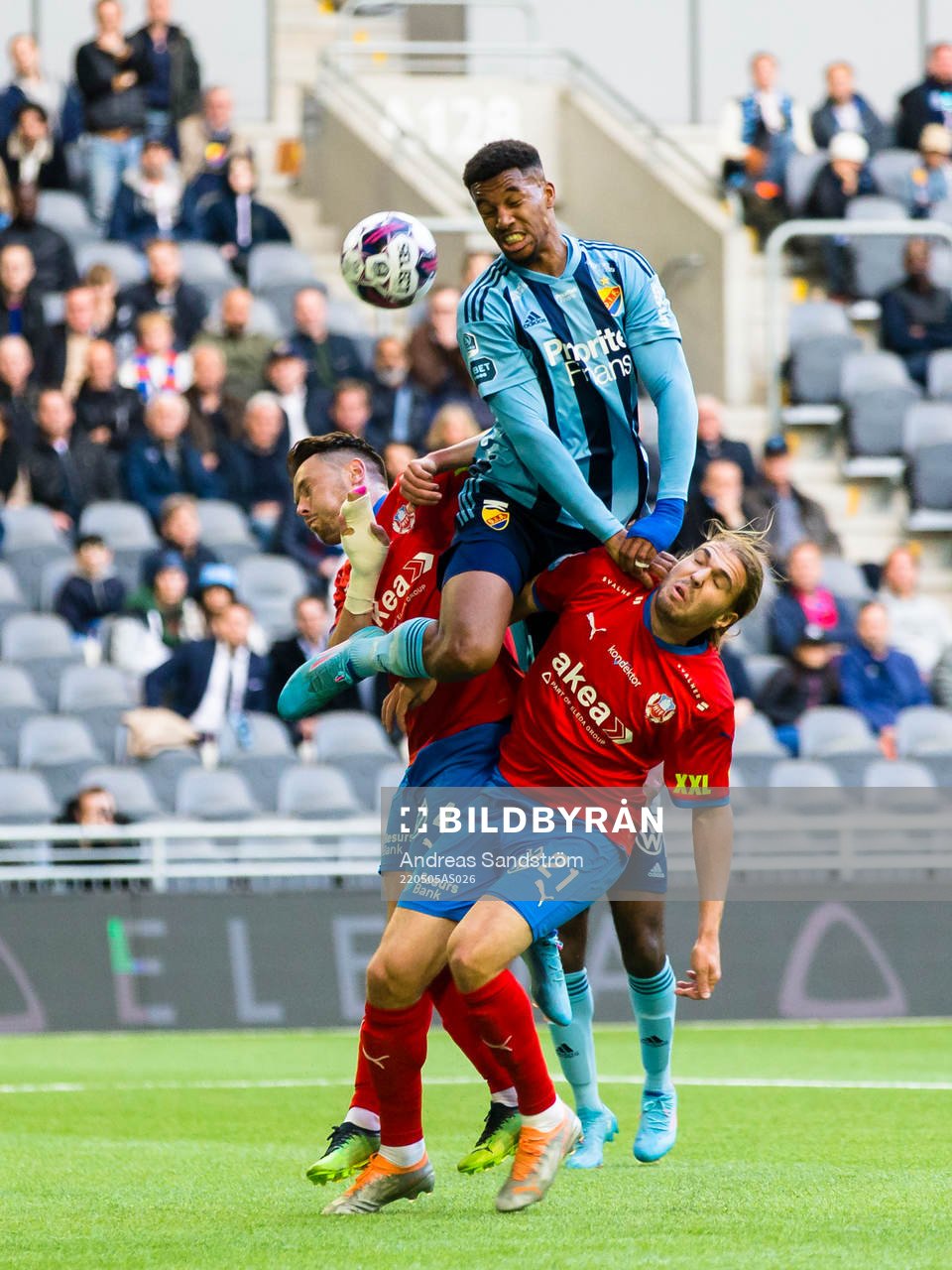Djurgårdens Isak Hien i kamp med Helsingborgs Viljormur Davidsen och Charlie Weberg under fotbollsmatchen i Allsvenskan mellan Djurgården och Helsingborg den 5 maj 2022 i Stockholm.