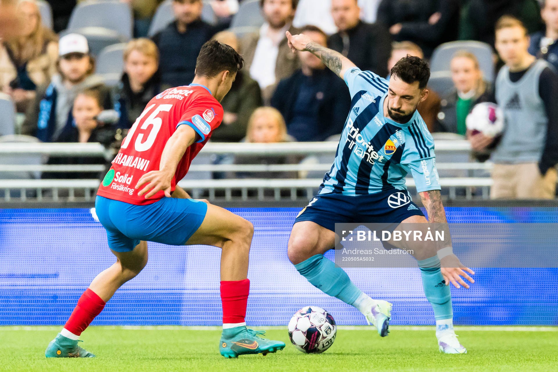 Djurgårdens Sead Haksabanovic i kamp med Helsingborgs Assad Al Hamlawi under fotbollsmatchen i Allsvenskan mellan Djurgården och Helsingborg den 5 maj 2022 i Stockholm.