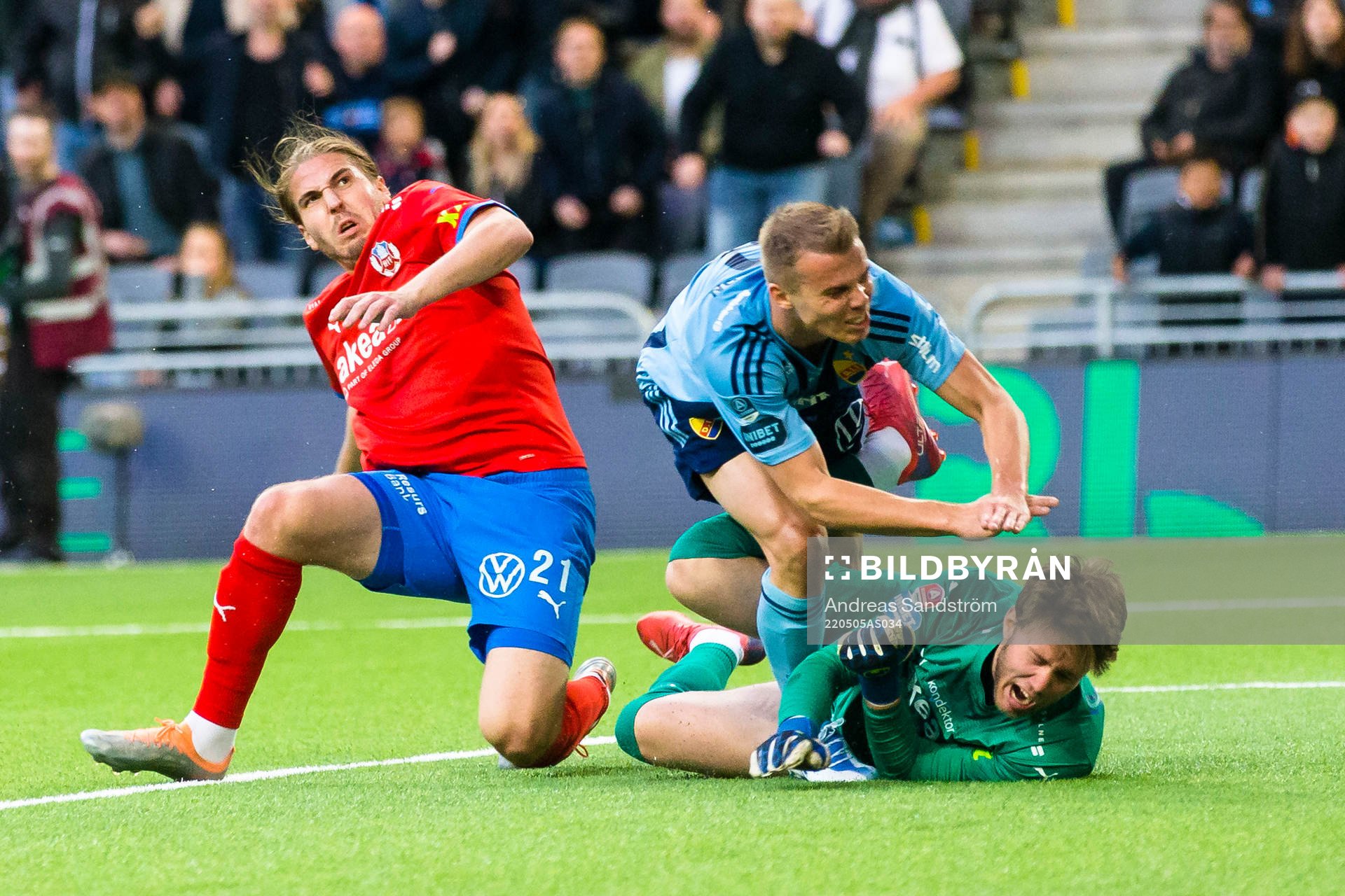 Djurgårdens Elias Andersson kolliderar med Helsingborgs