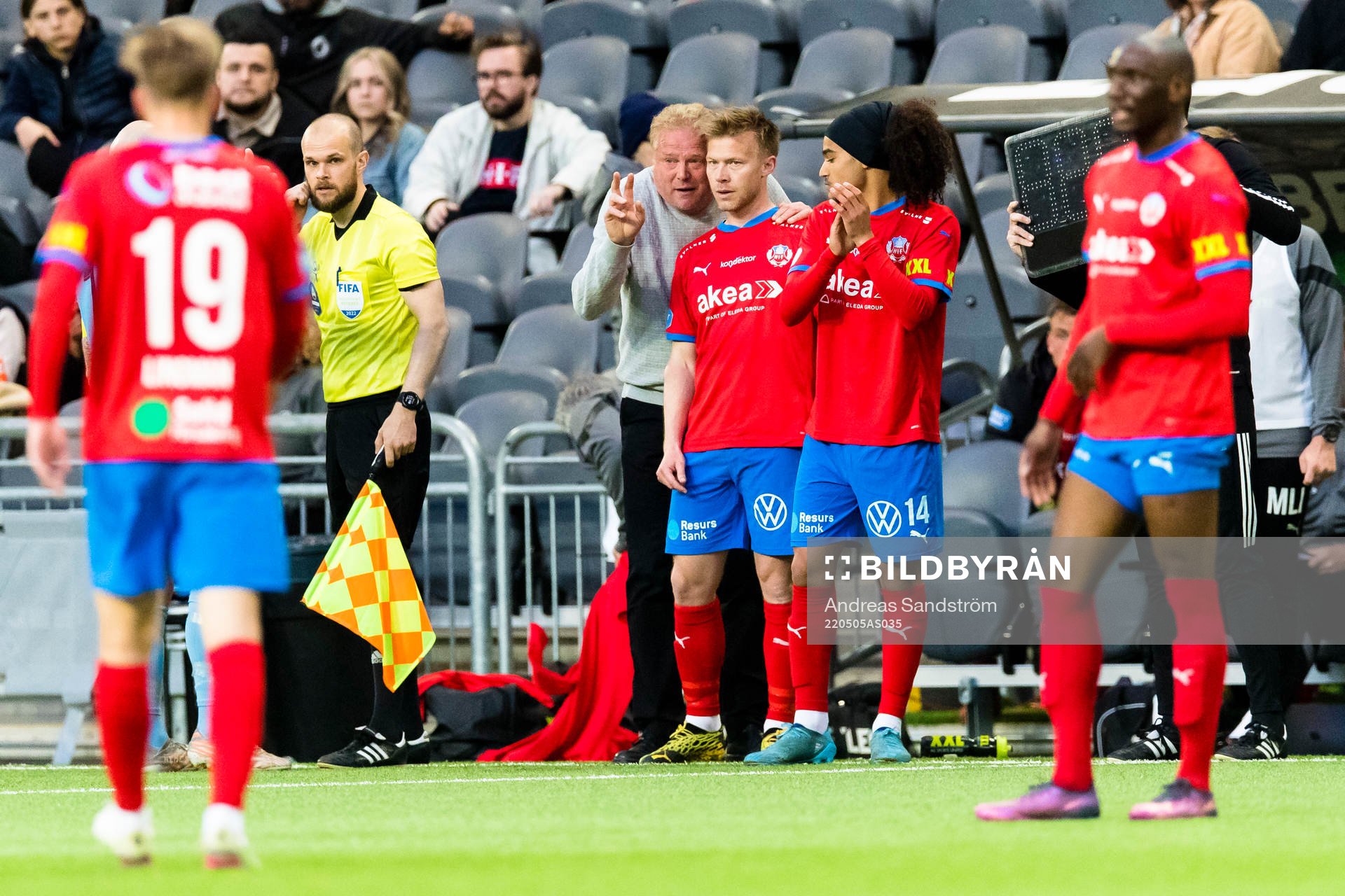 Helsingborgs Andreas Landgren byts in och får direktiv av