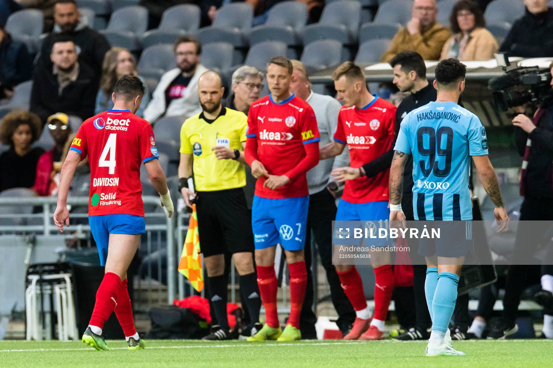 Helsingborgs Viljormur Davidsen går av planen med en skada