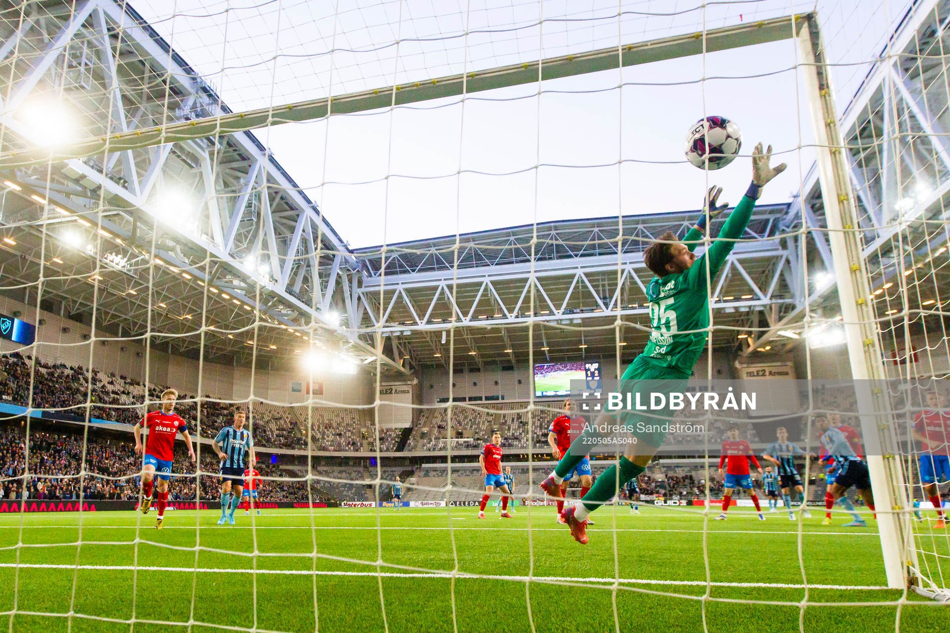 Djurgårdens Isak Hien gör 2-2 bakom Helsingborgs målvakt