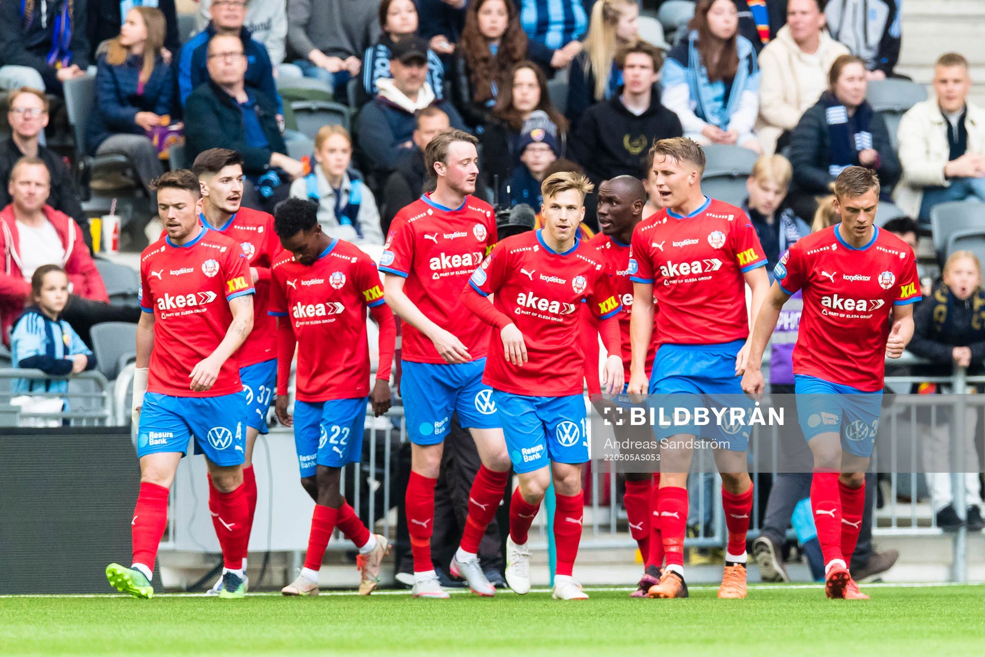 a vänster) gör 0-1 och gratuleras av lagkamrater
