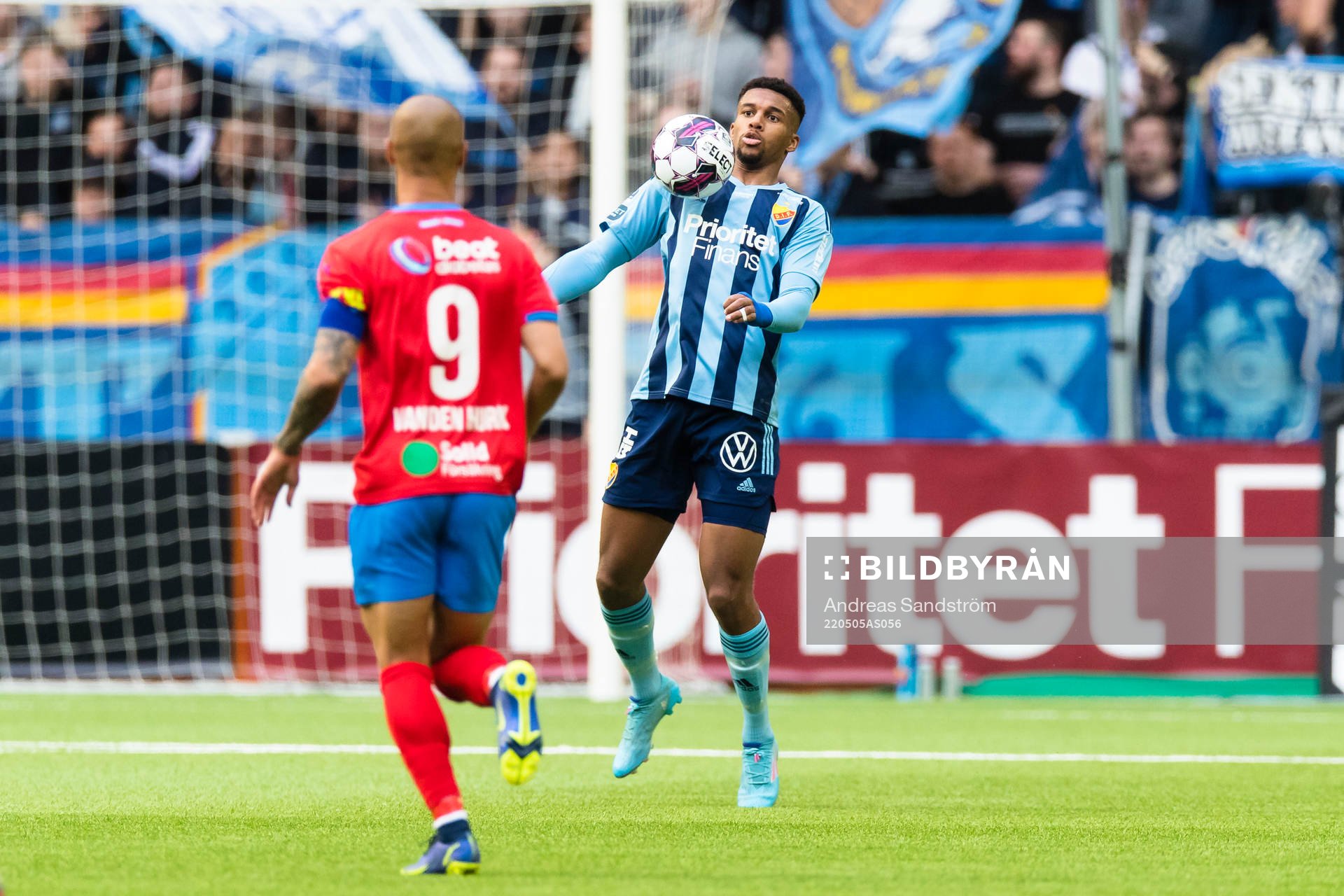 Djurgårdens Isak Hien tar ner en boll