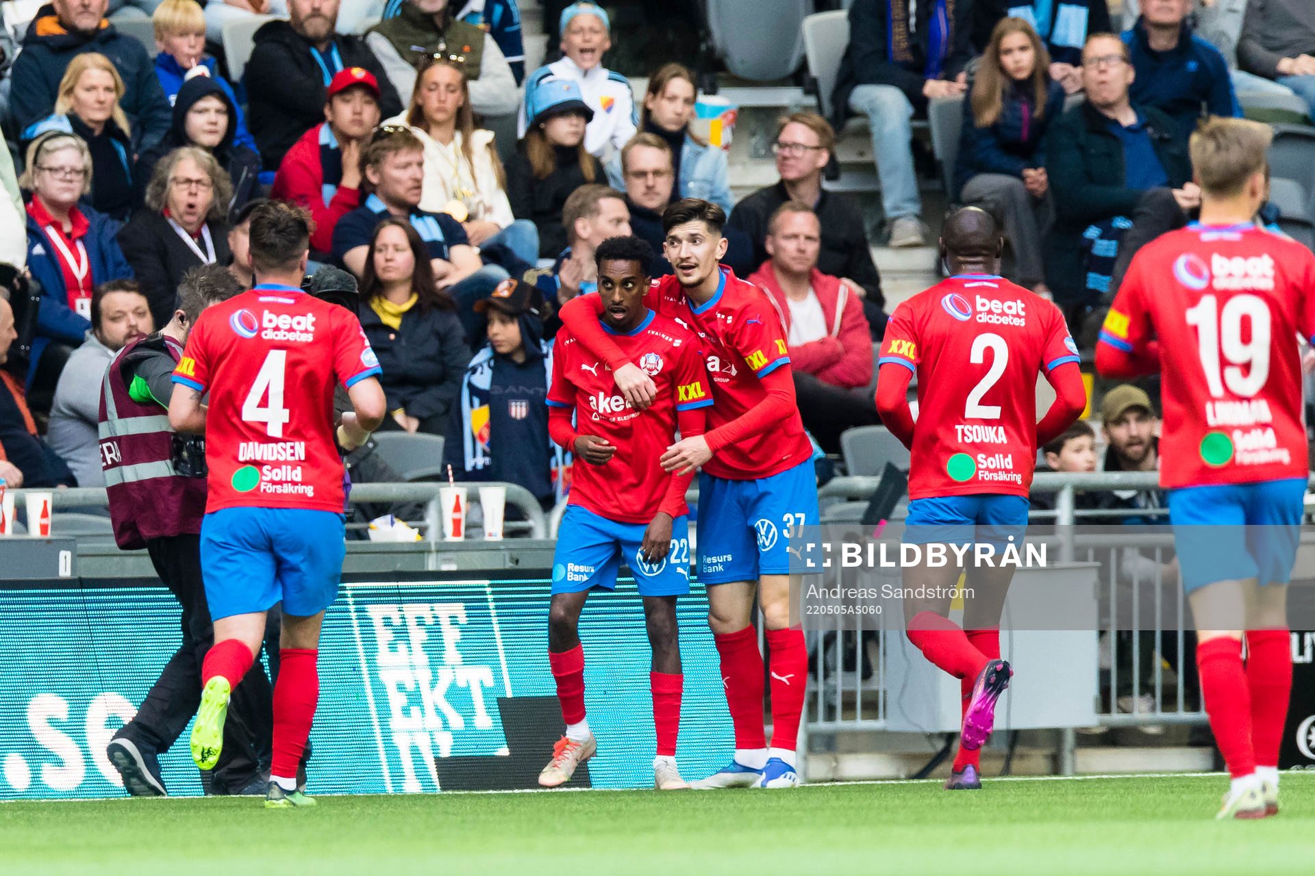 Helsingborgs Taha Ali gör 0-2 och gratuleras av lagkamrater