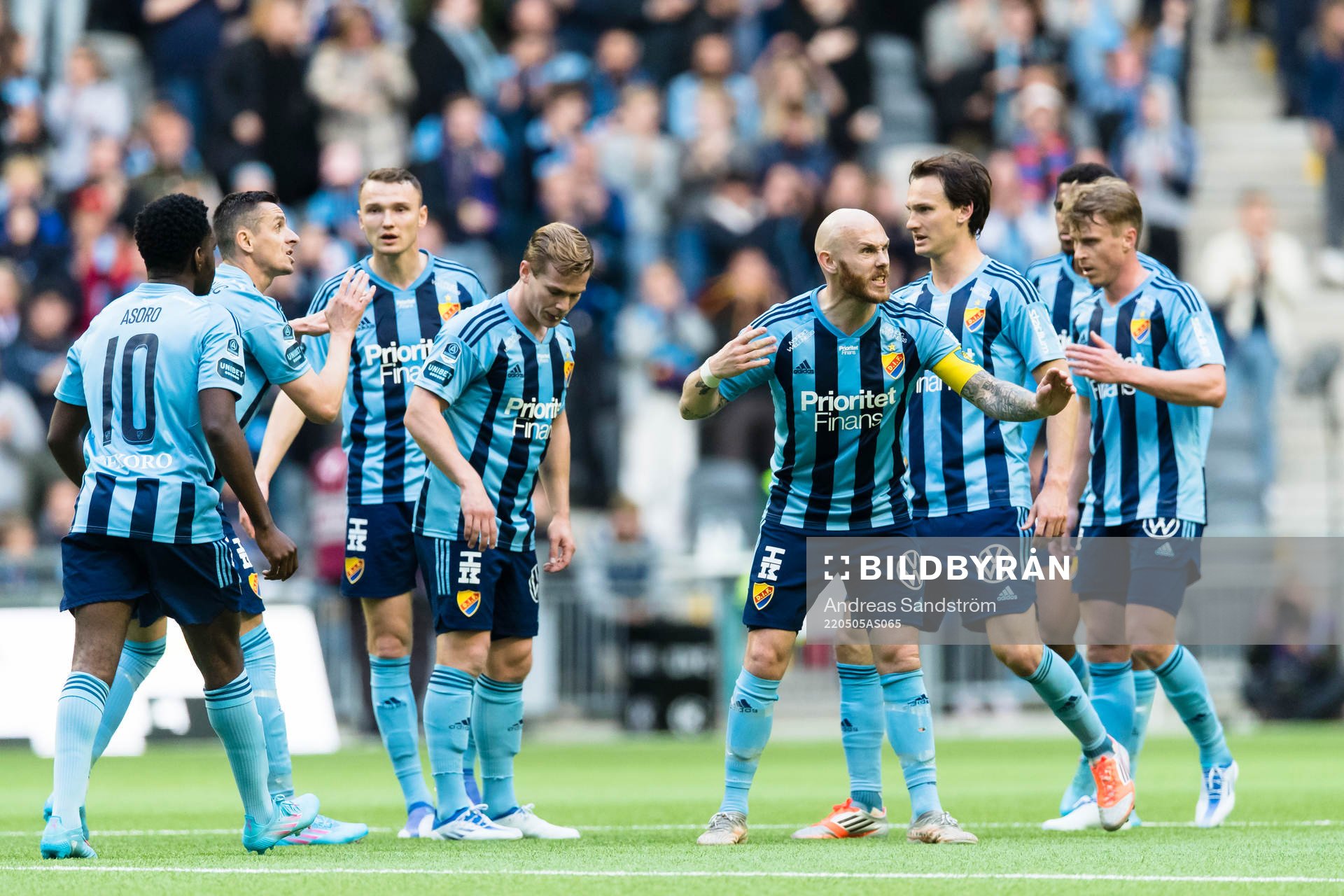 Djurgårdens Magnus Eriksson samlar spelarna