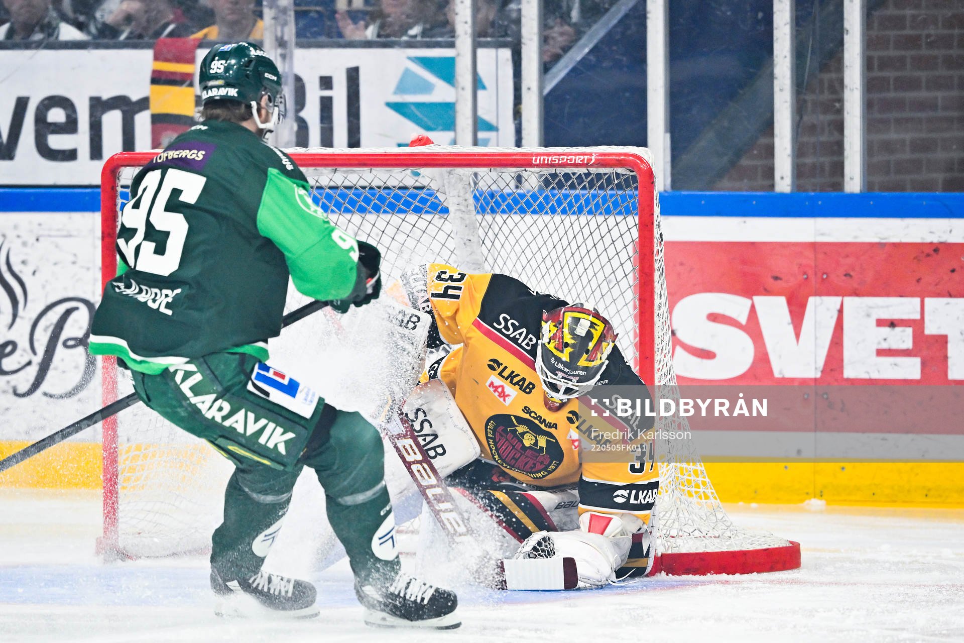 Färjestads Jacob de la Rose och Luleås målvakt Joel