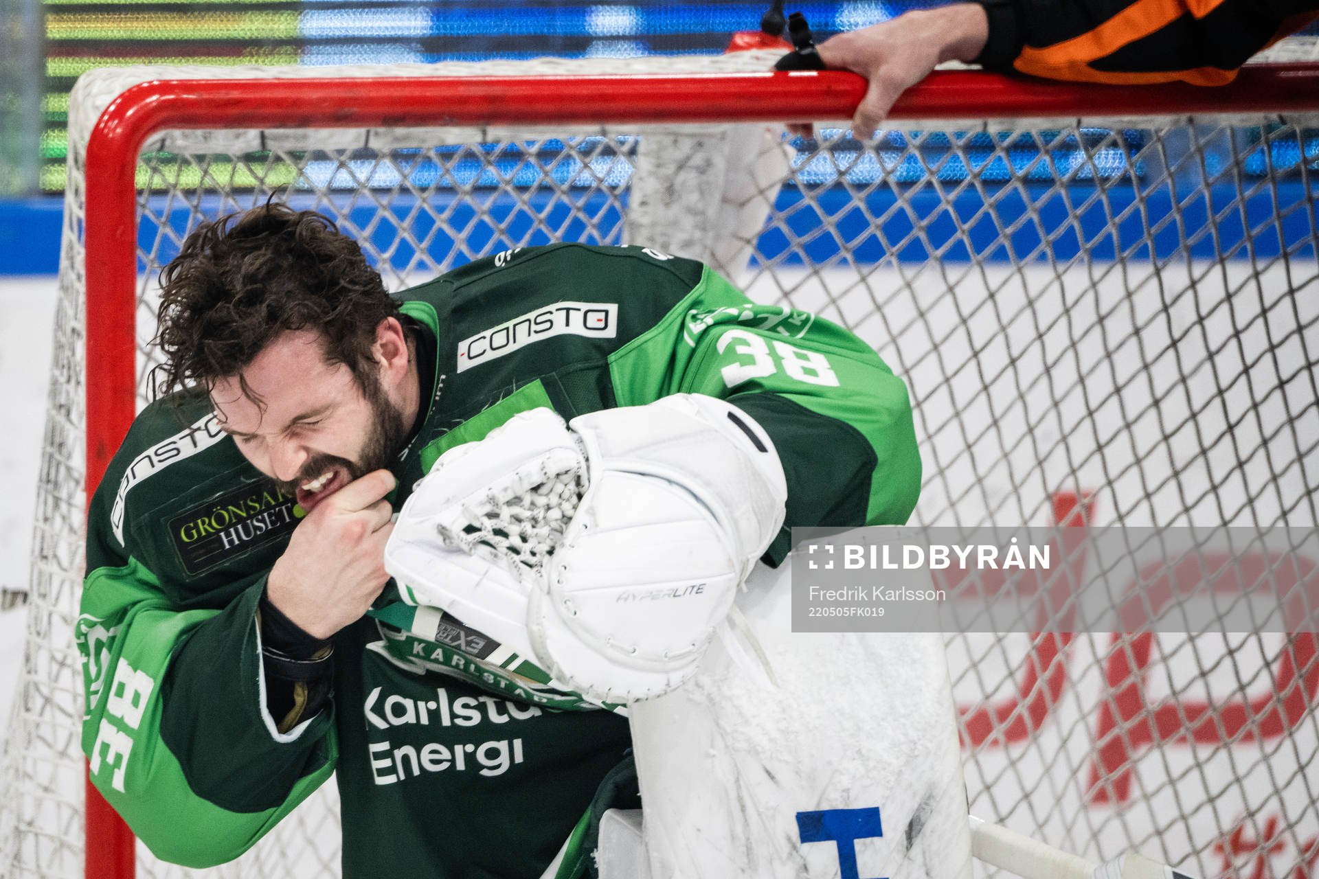 Färjestads målvakt Dominik Furch har ont