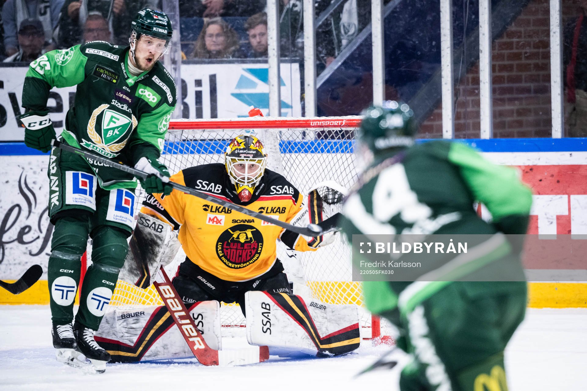Färjestads Jacob de la Rose och Luleås målvakt Joel