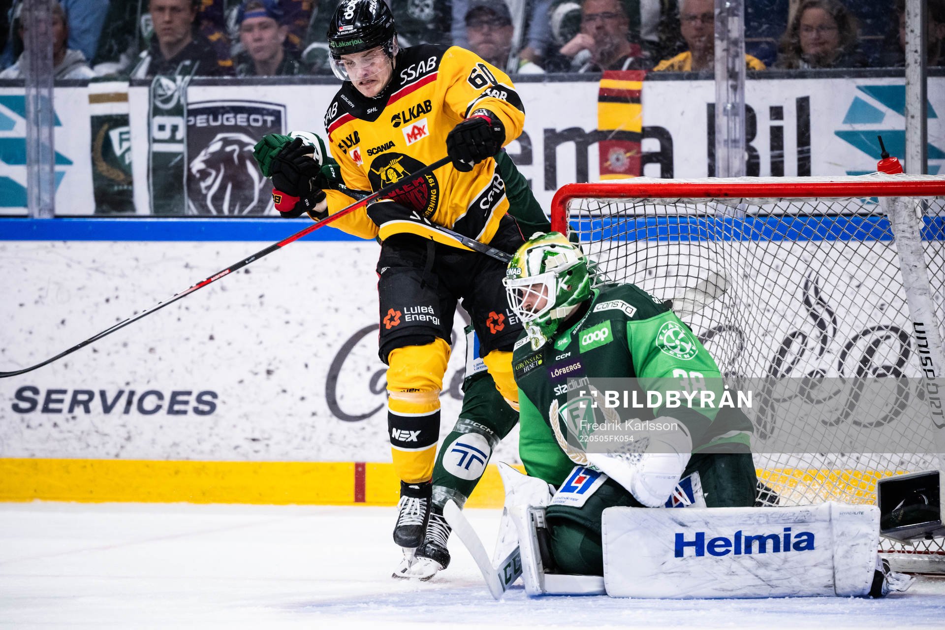 Luleås Julius Honka och Färjestads målvakt Dominik Furch