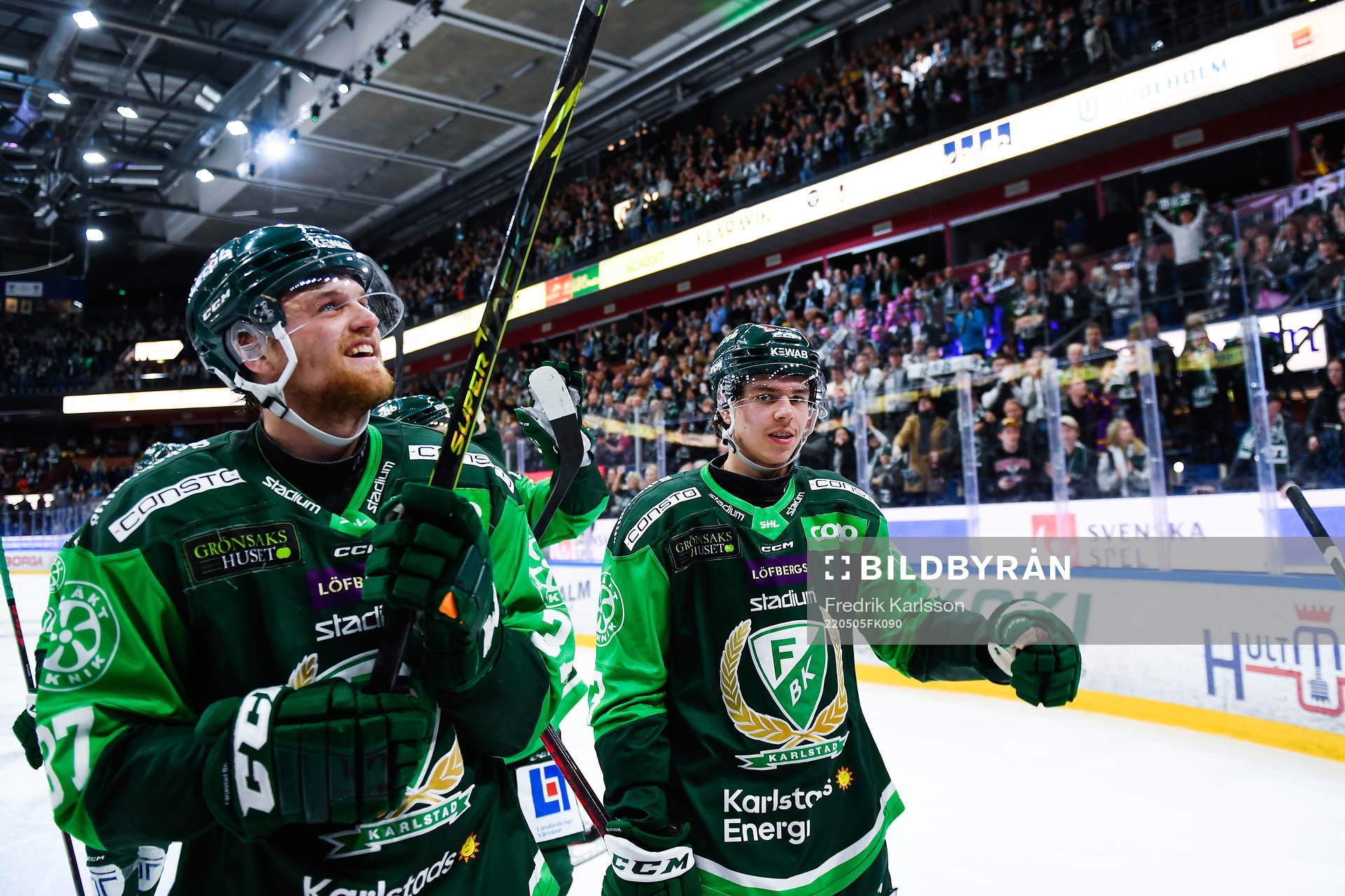 Färjestads Adam Ginning och Albert Johansson  jublar