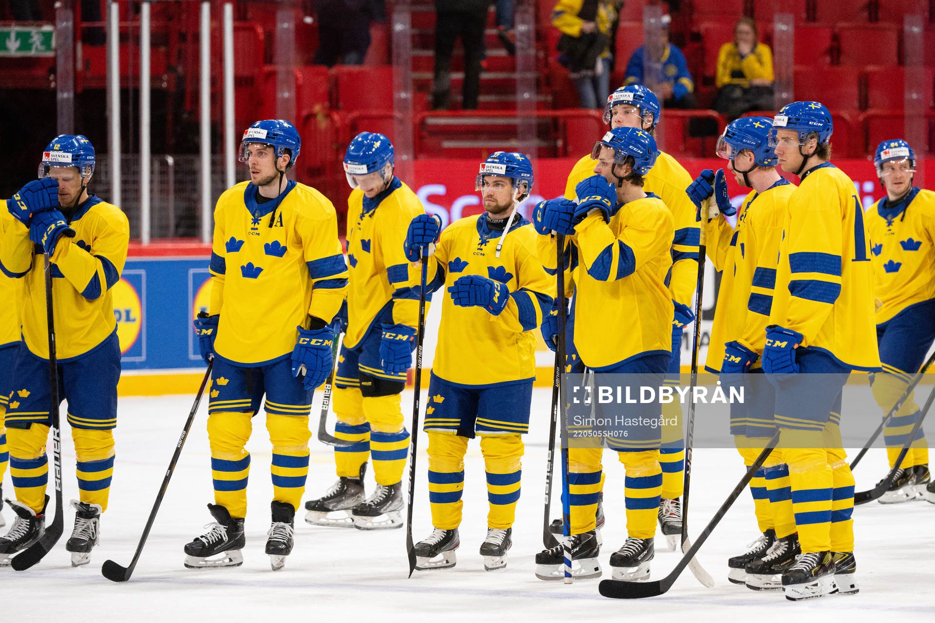 Players of Sweden  look dejected