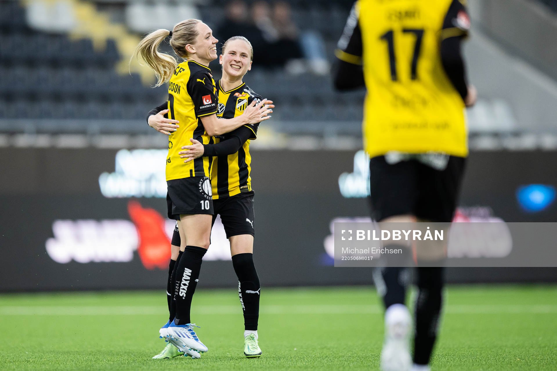 Häckens Elin Rubensson och Filippa Curmark jublar