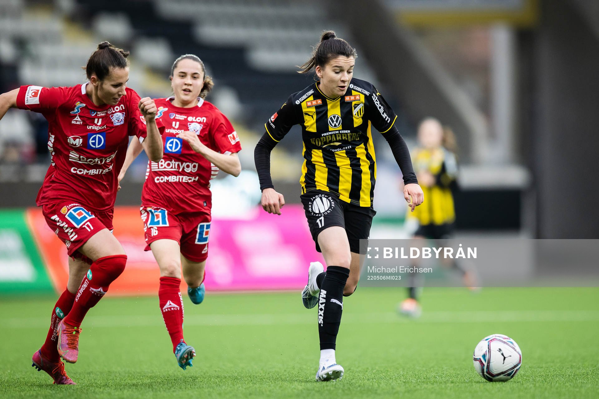Linköpings Nellie Karlsson och Heidi Ellingsen mot