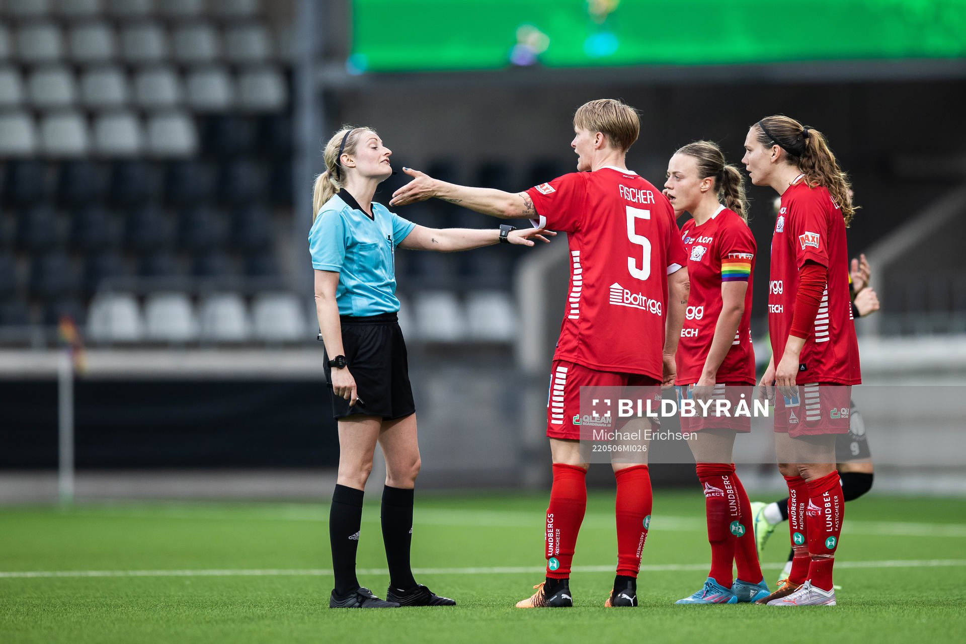 Linköpings Nilla Fischer ui diskussion med domaren nder