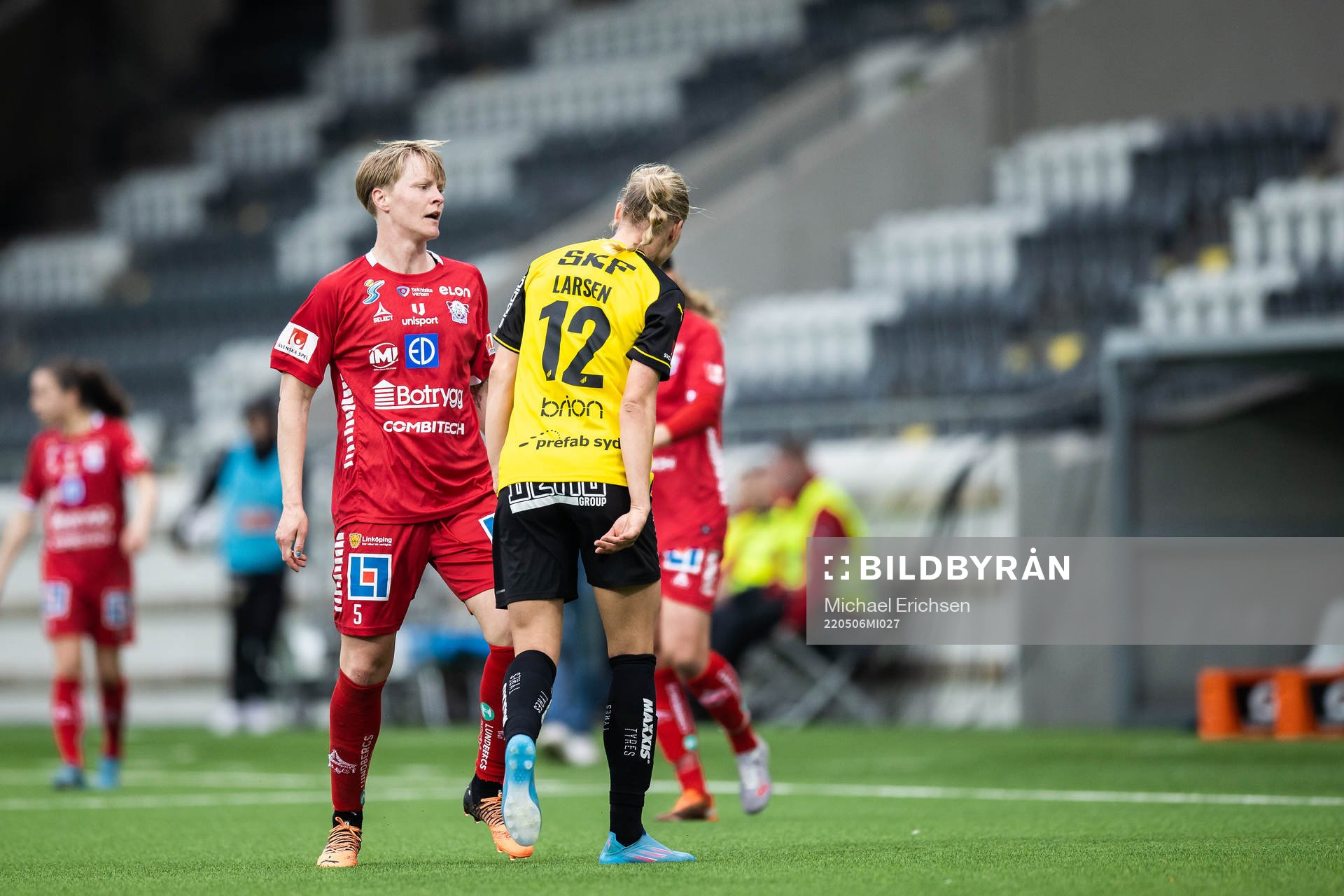 Häckens Stine Larsen och Linköpings Nilla Fischer i