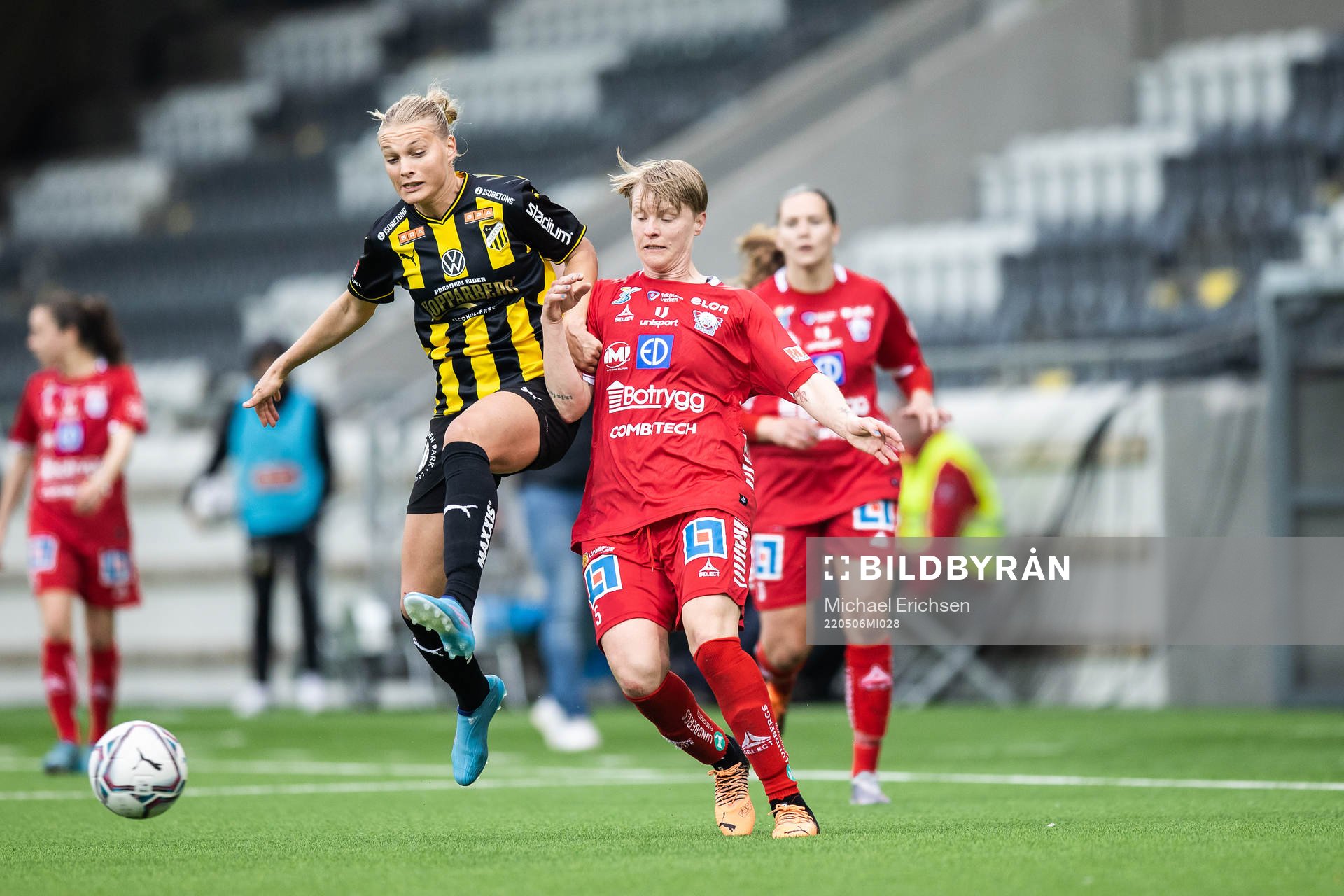 Häckens Stine Larsen och Linköpings Nilla Fischer i