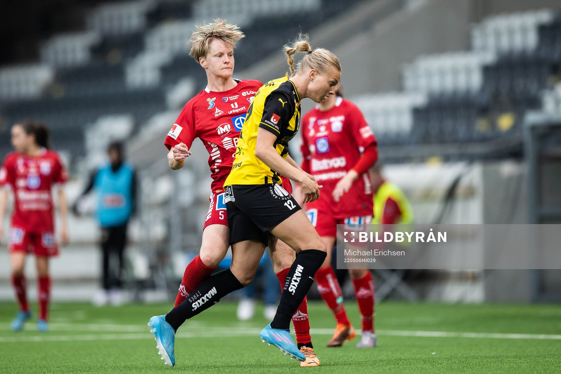 Häckens Stine Larsen och Linköpings Nilla Fischer i