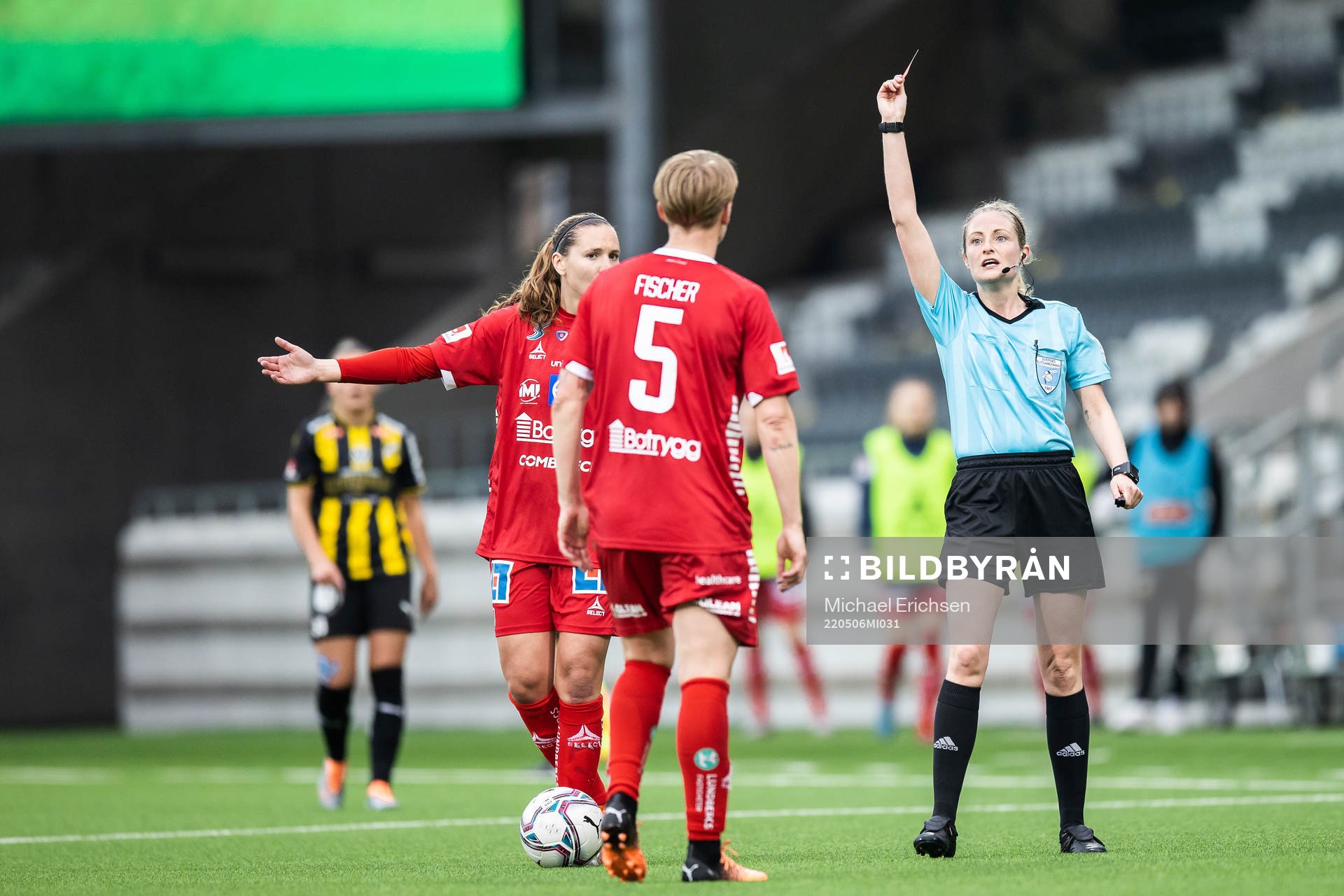 Linköpings Nilla Fischer tilldelas ett rött kort